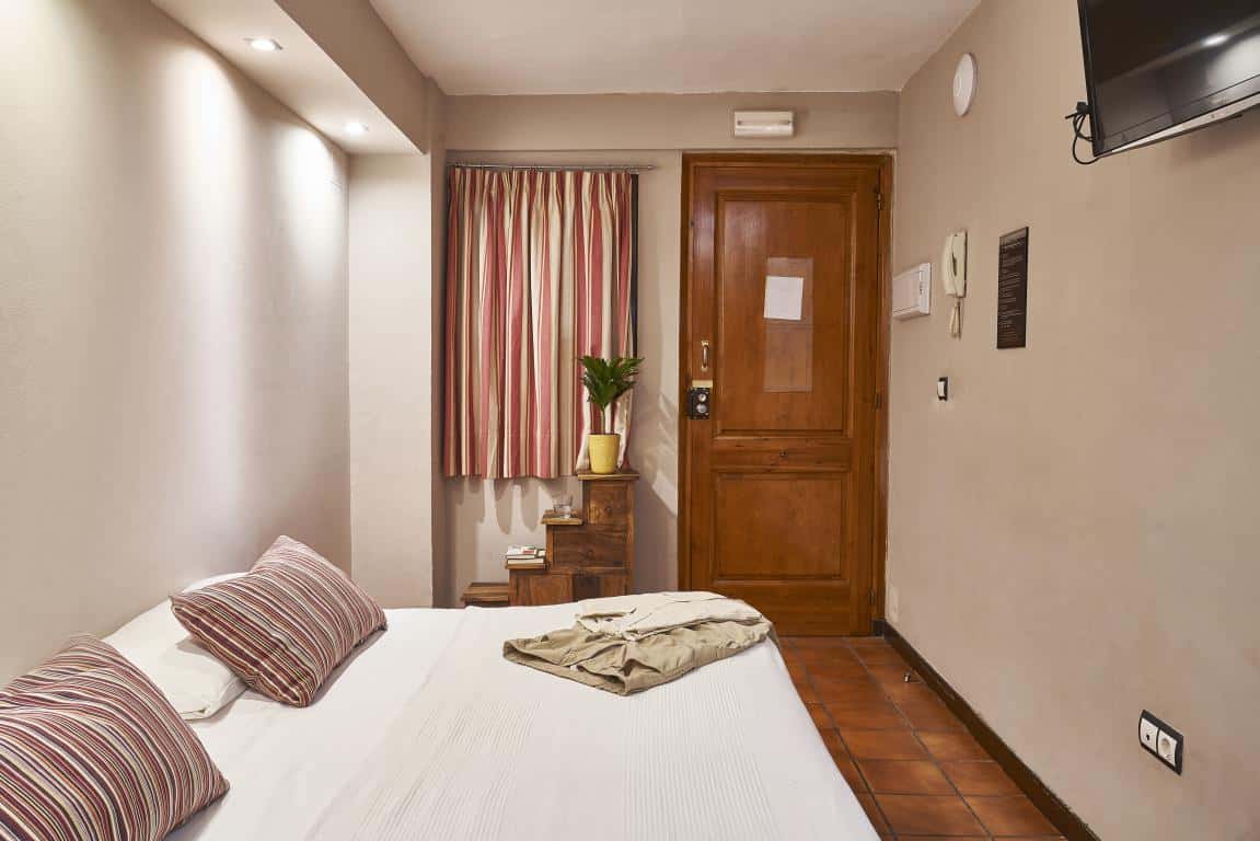 Guardia DW2-903 · Comfy studio steps from Ramblas