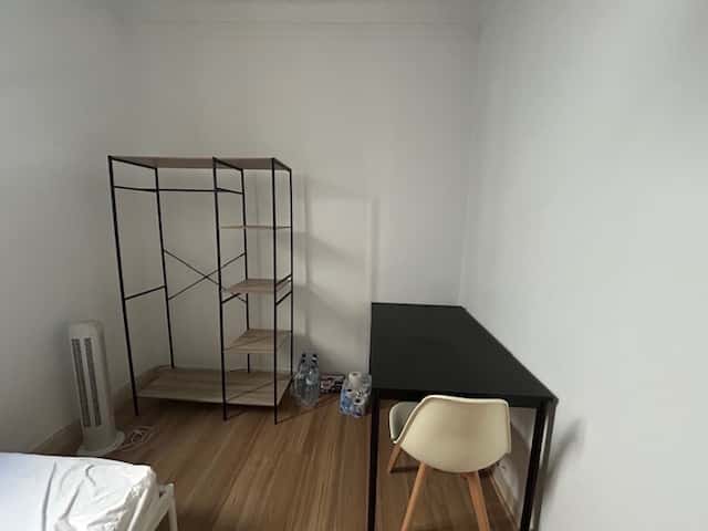 Quarto com cama de solteiro em apartamento com 8 quartos - FLAT E - SALDANHA 58E