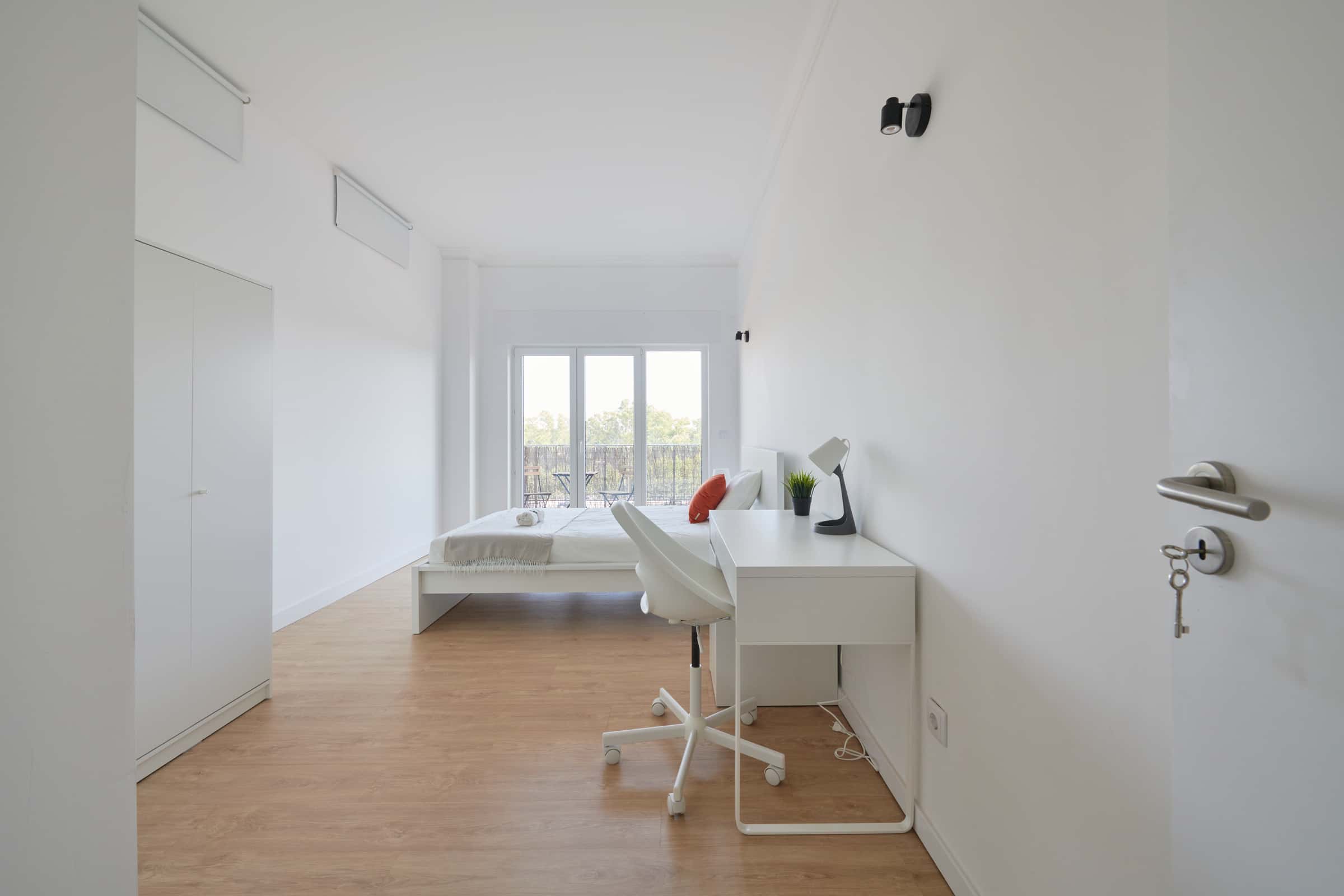 Bedroom with balcony in a 7-Bedroom Apartment in Rua Actor António Silva, Lisbon - Room 3