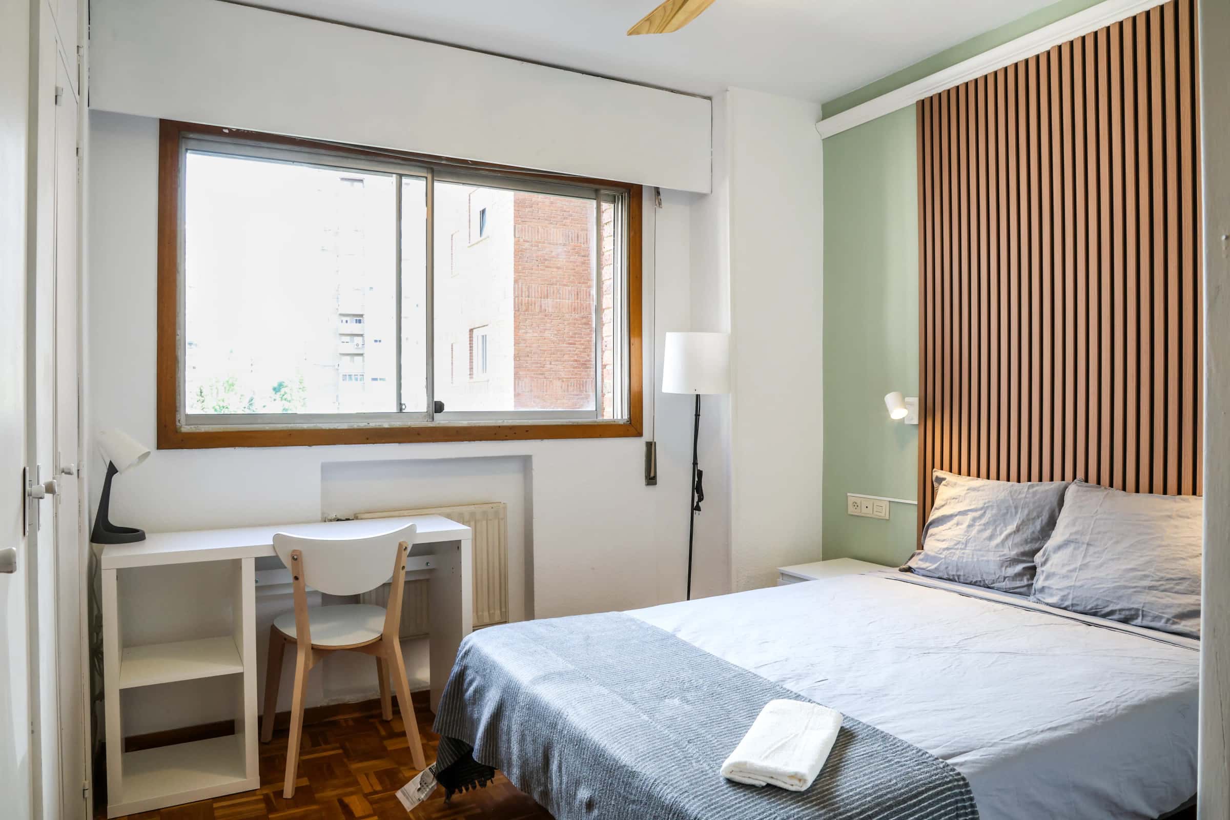 Chambre dans Calle de Santiago de Compostela, Madrid pour 120 m² avec 6 chambres