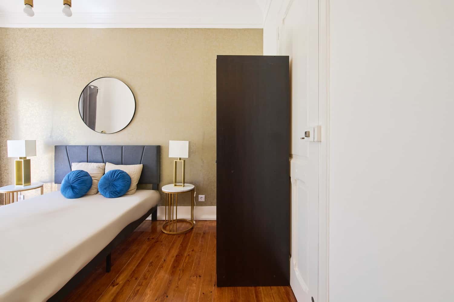 Room 1 - 89. Rua Afonso Lopes Vieira 47 2E