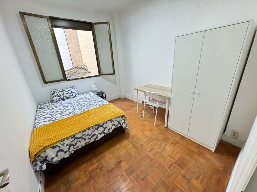 Habitación en piso de 3 habitaciones en Abando