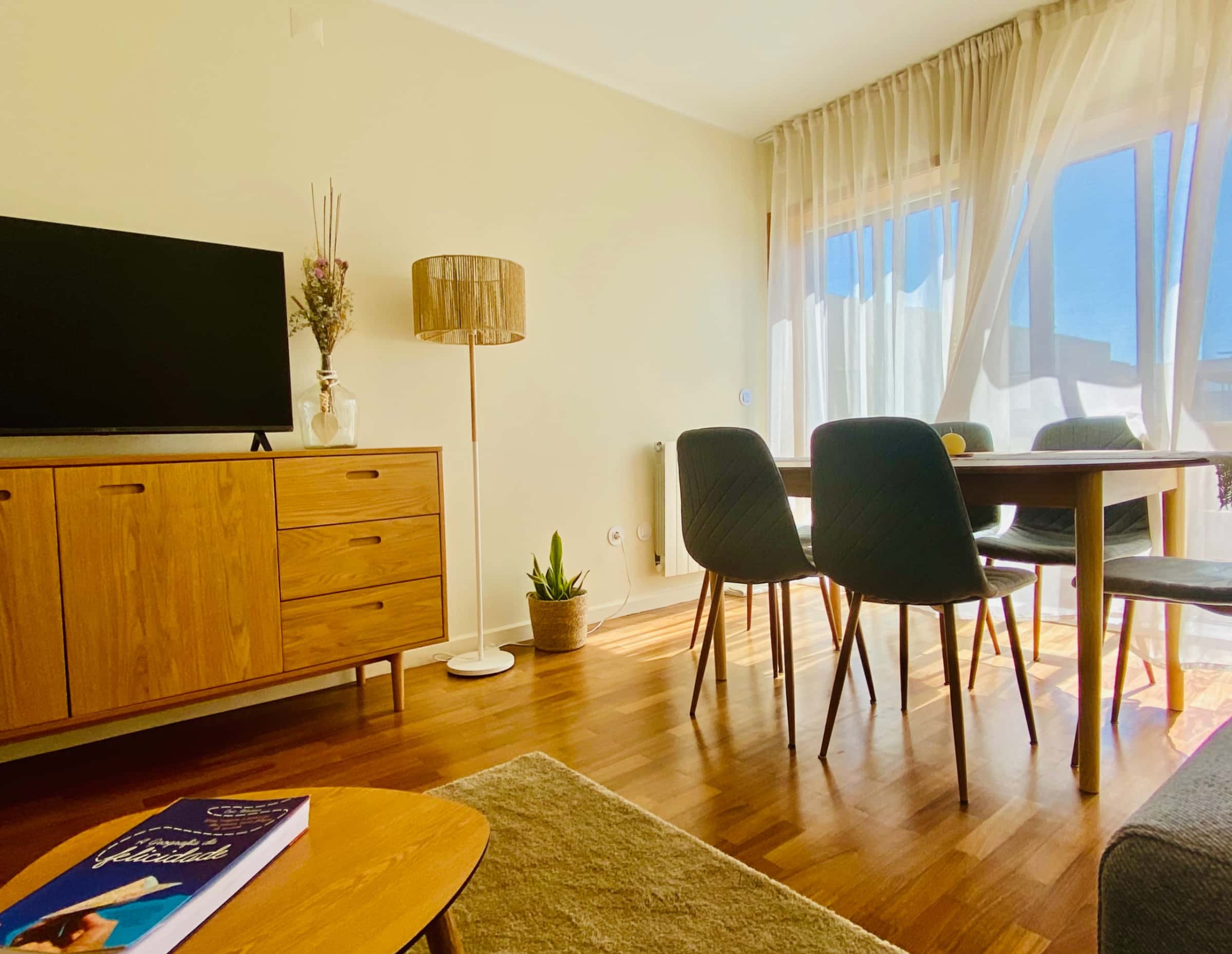 Spacious Apartment with balcony in Lavra