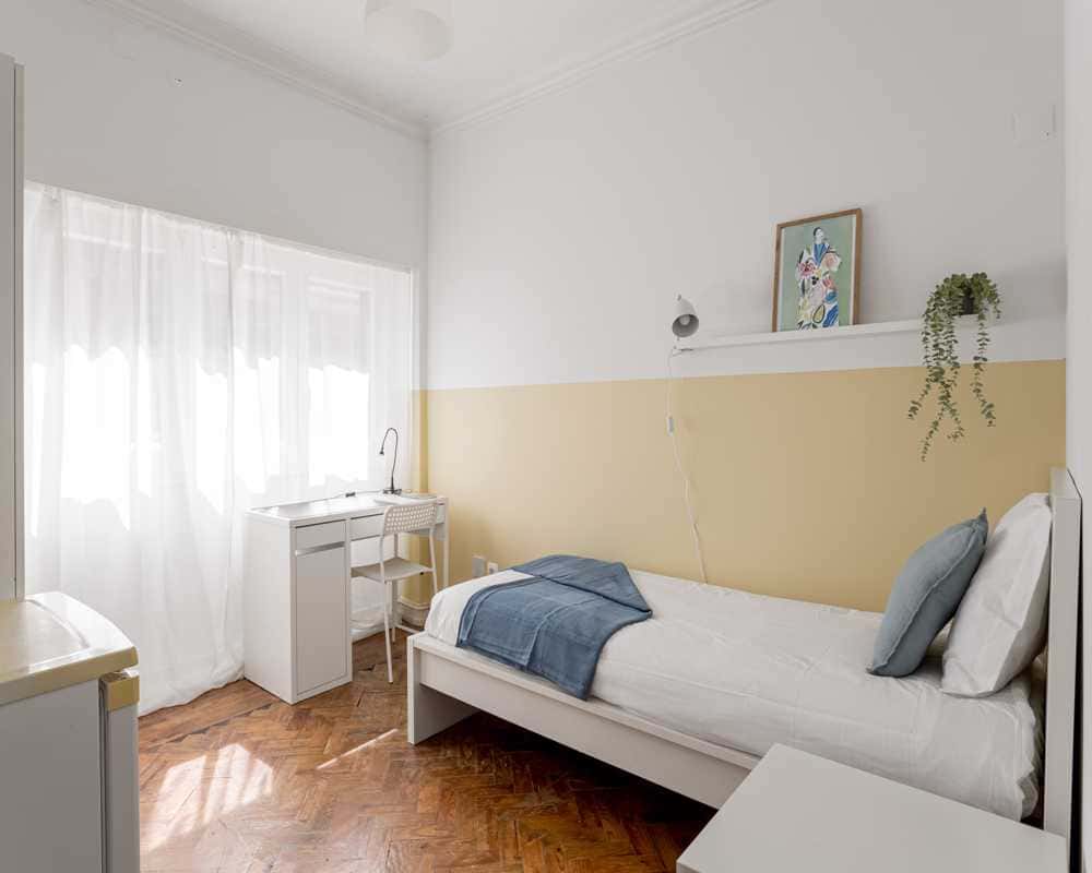 Cosy room with private bathroom in 8-bedroom apartment in Benfica, Lisbon - Room 7
