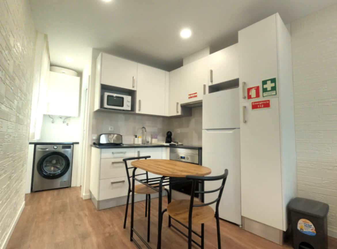 Spacious studio in Seixal, close to the beach (SEPT - MAY ONLY)