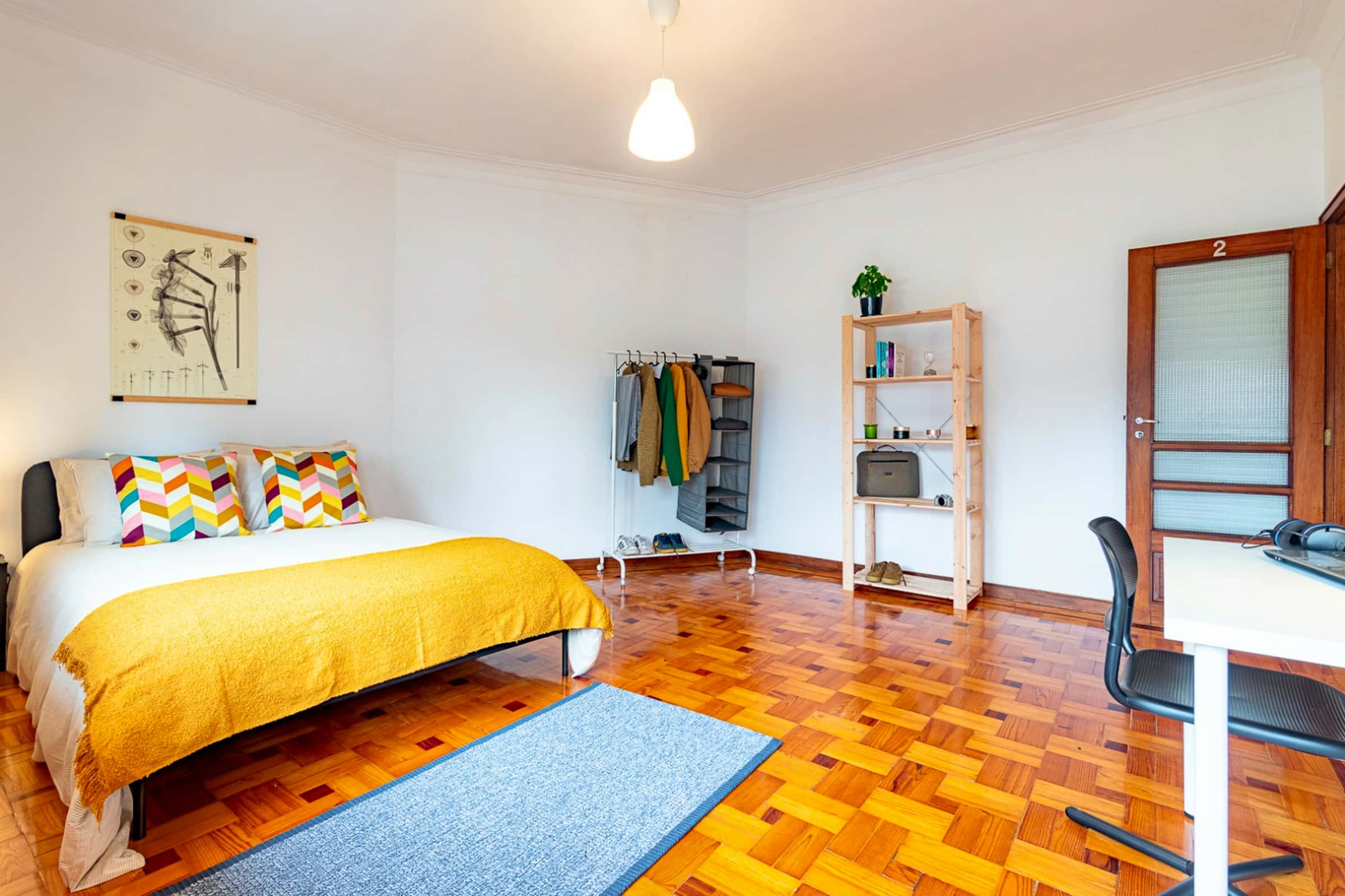 Room with balcony in a 4-bedroom apartment in Av. Fernão de Magalhães, Porto - Room 2