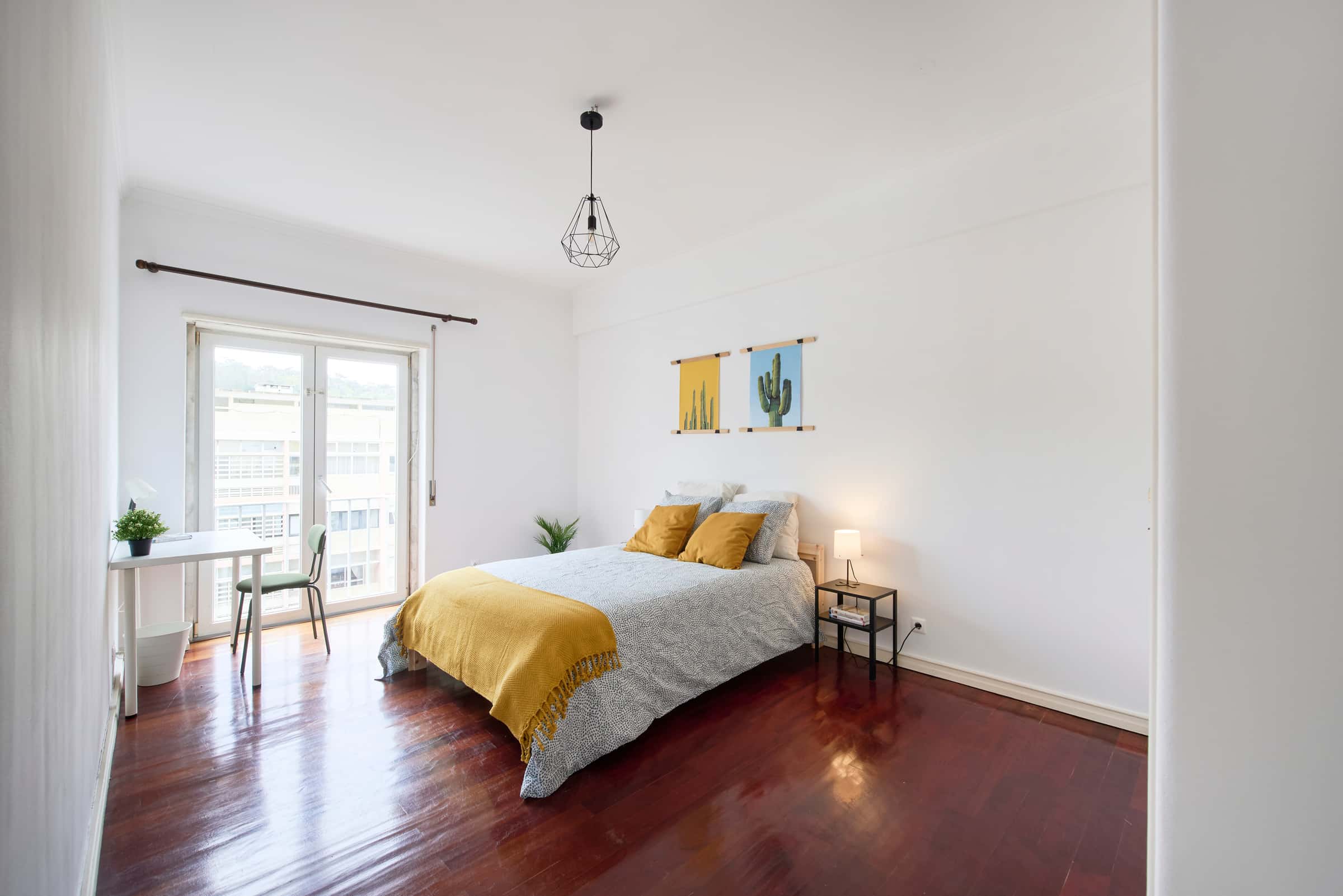 Bright Bedroom in Shared Apartment, Lisbon - Room 1