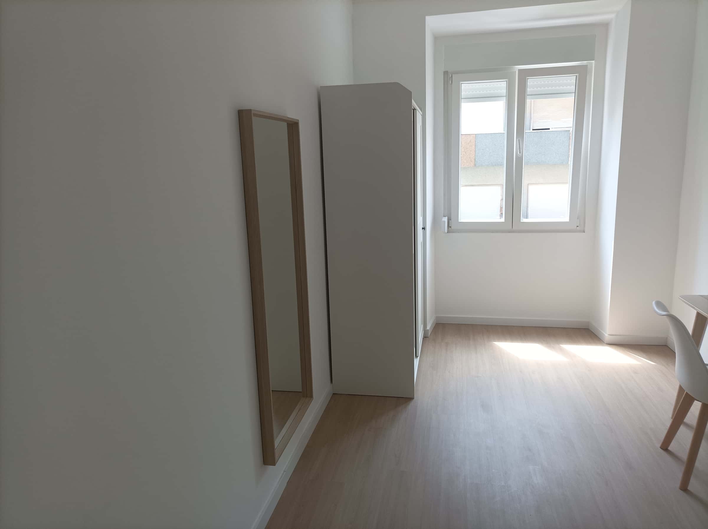 Bedroom in a 6-bedroom apartment in Arroios, Lisbon - Room 3