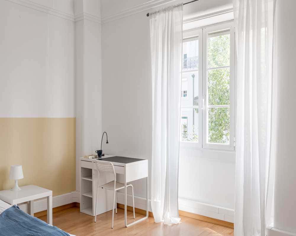 Spacious room in a 13-bedroom apartment in Arroios, Lisbon - Room 4