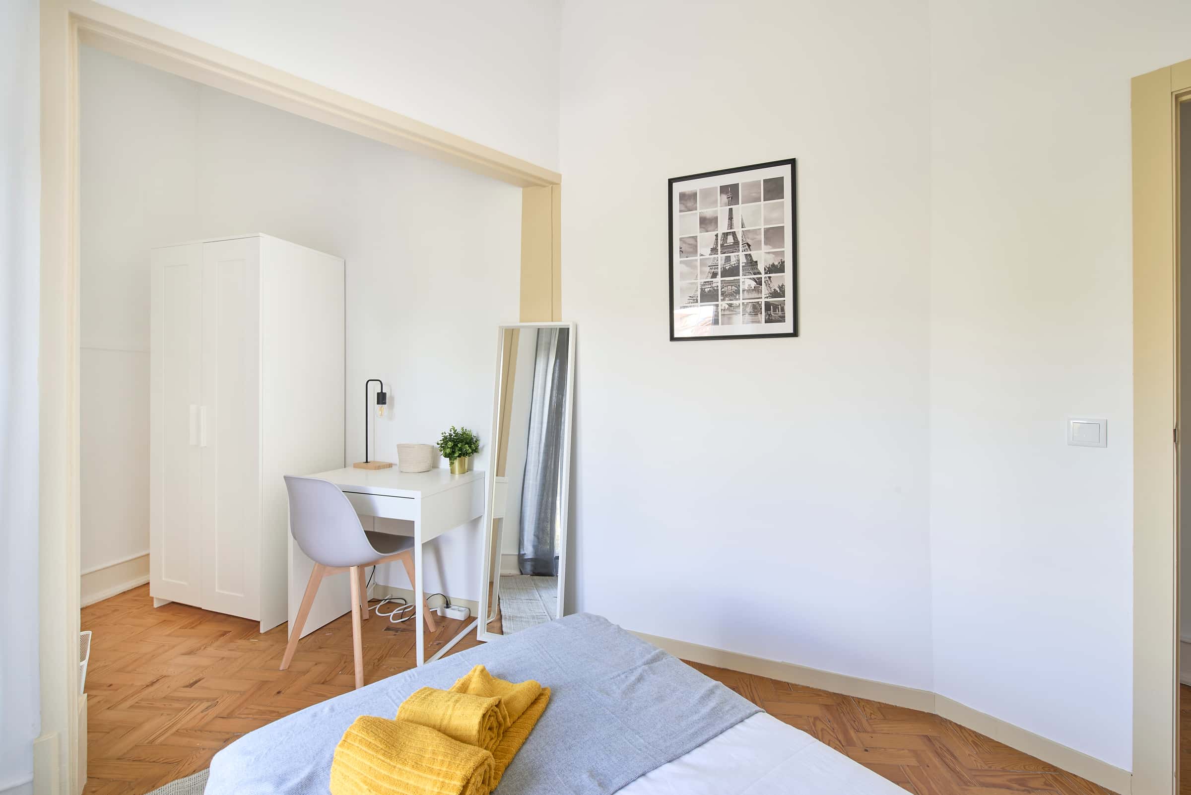 Bedroom in a 7-bedroom apartment in Alameda Dom Afonso Henriques, Lisbon - Room 2