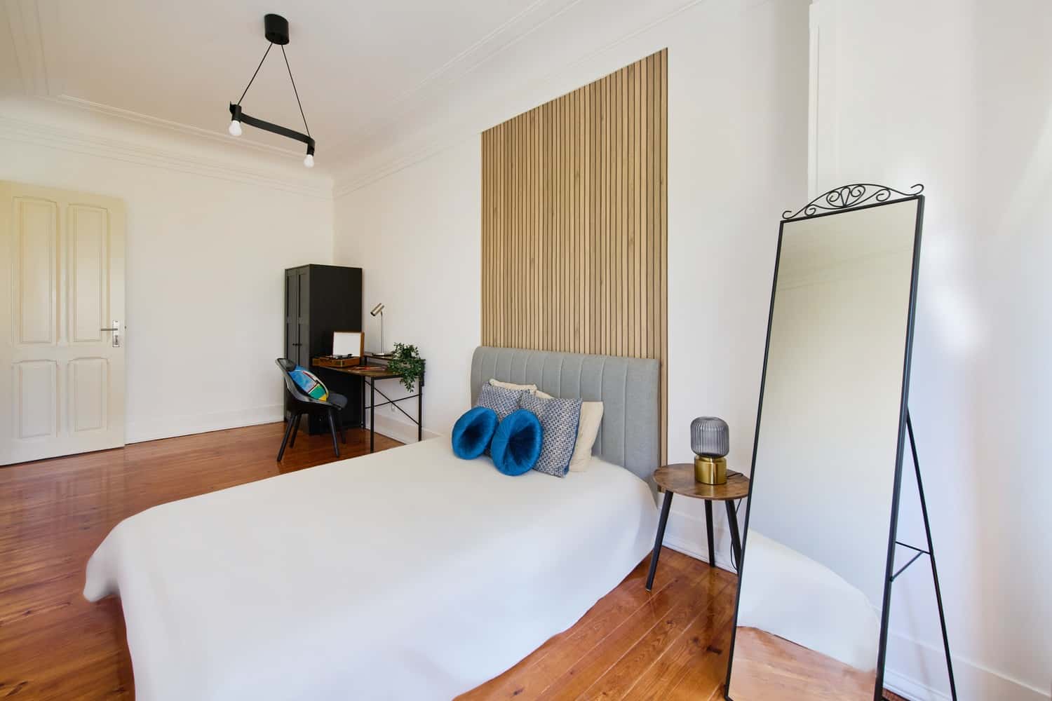 Room 3 - 62. Av. Poeta Mistral 15 2E