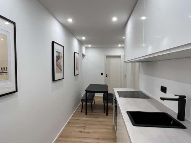 U-Bahn gleich nebenan - Großes Zimmer mit Balkon - Foto 2