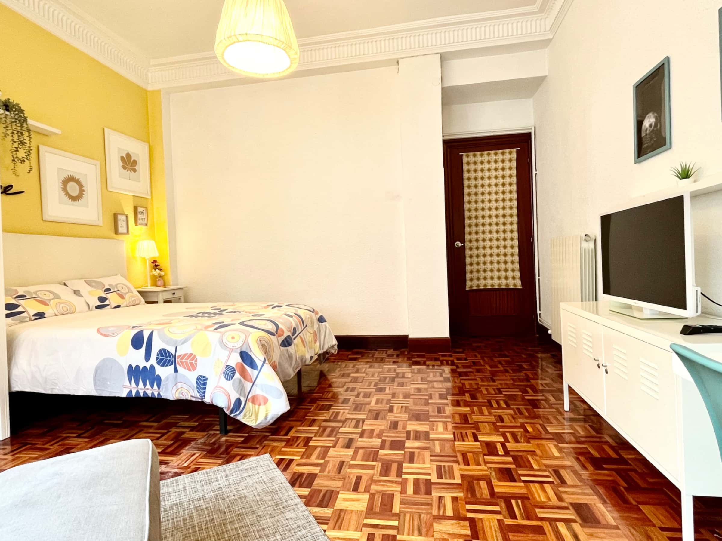 Gran habitación con salón privado,Huertas 3