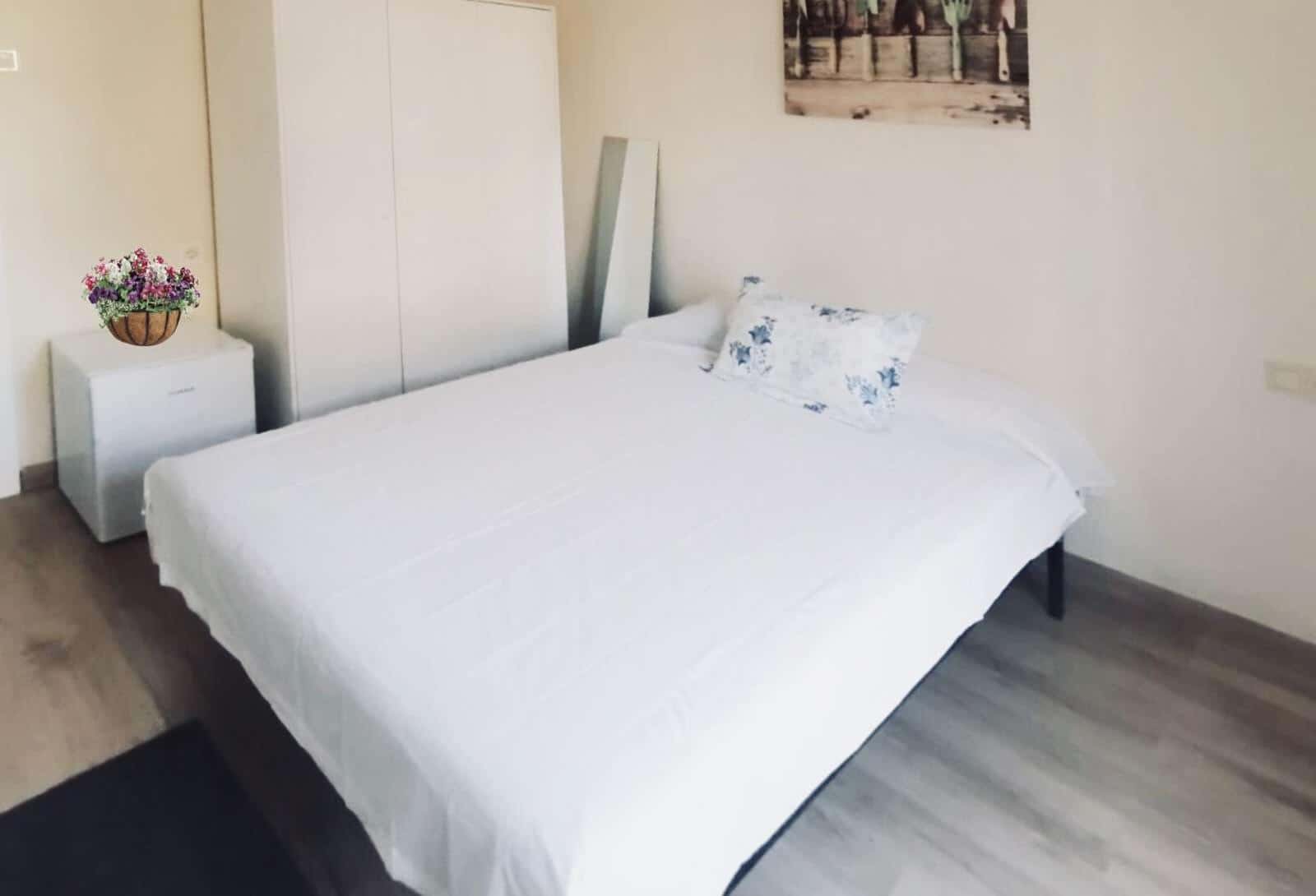 Double bed in Rooms for rent in 5-bedroom apartment in Alipark