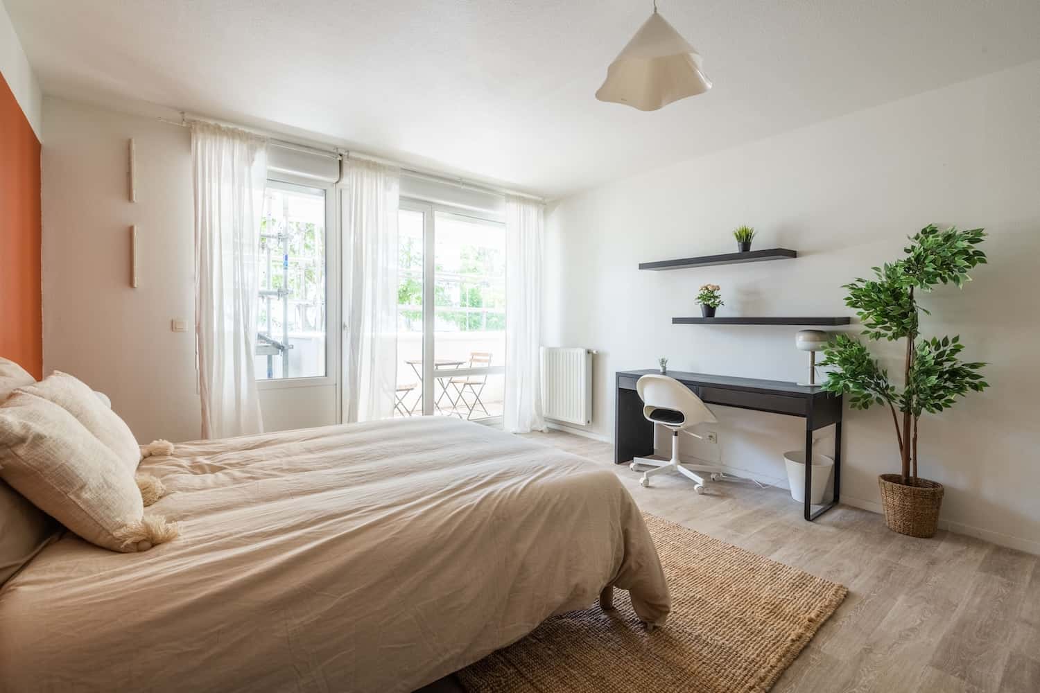 Move into this 20 m² bedroom