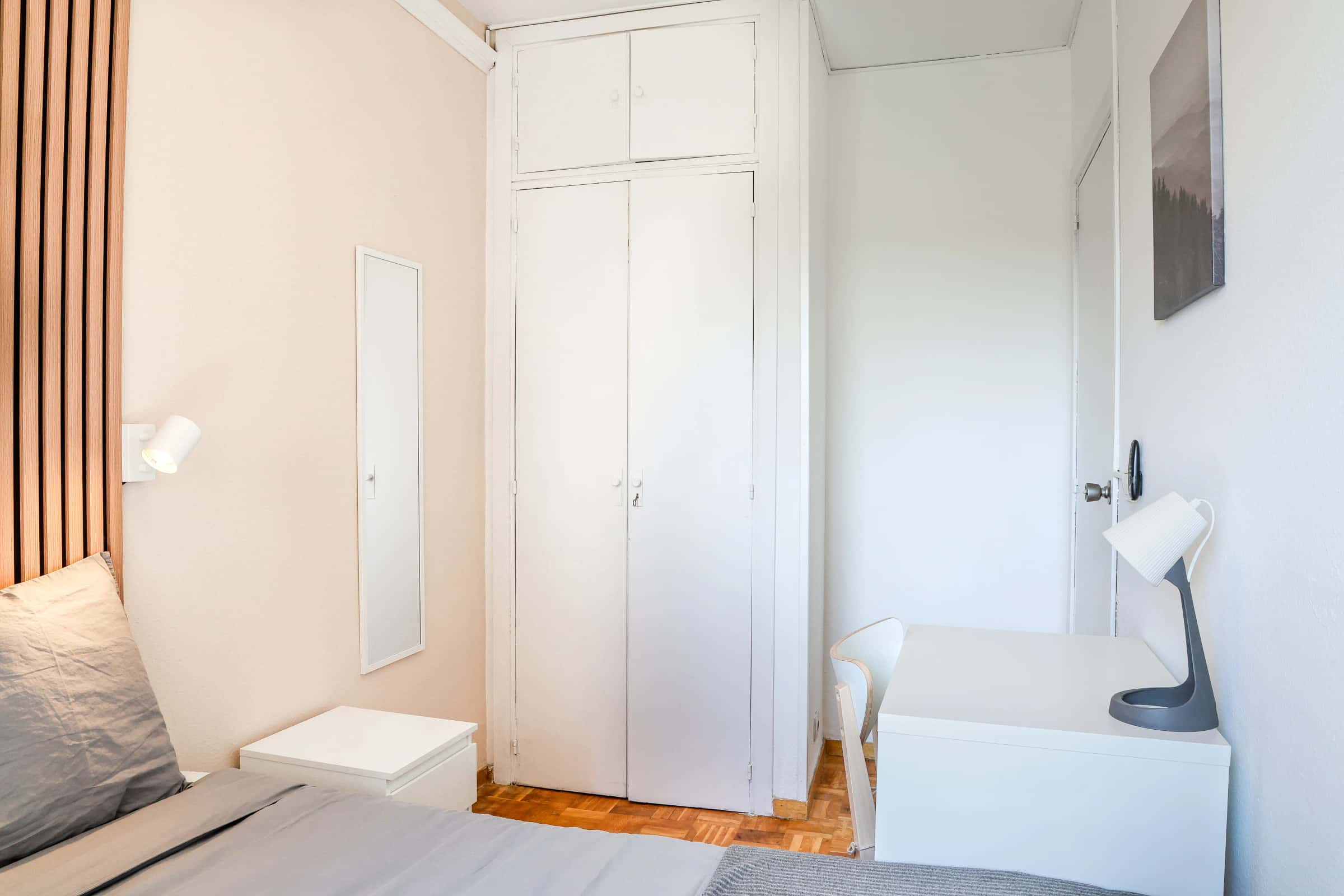 Chambre dans Calle de Santiago de Compostela, Madrid pour 120 m² avec 6 chambres