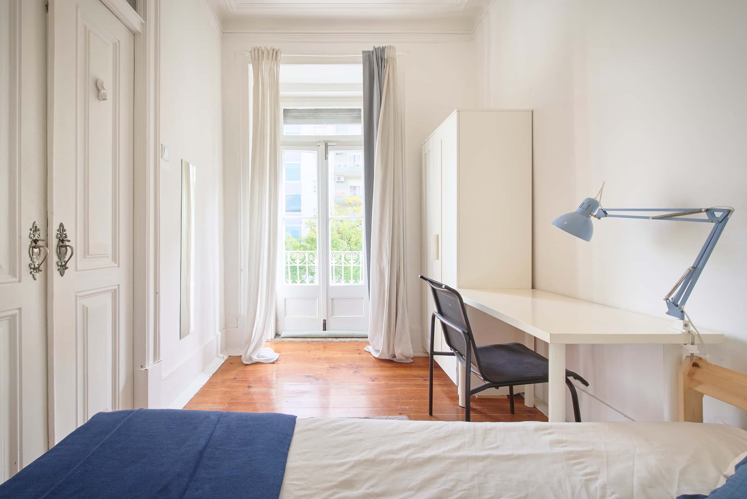 Bedroom with balcony in a 7-bedroom apartment in Lisbon - Room 1