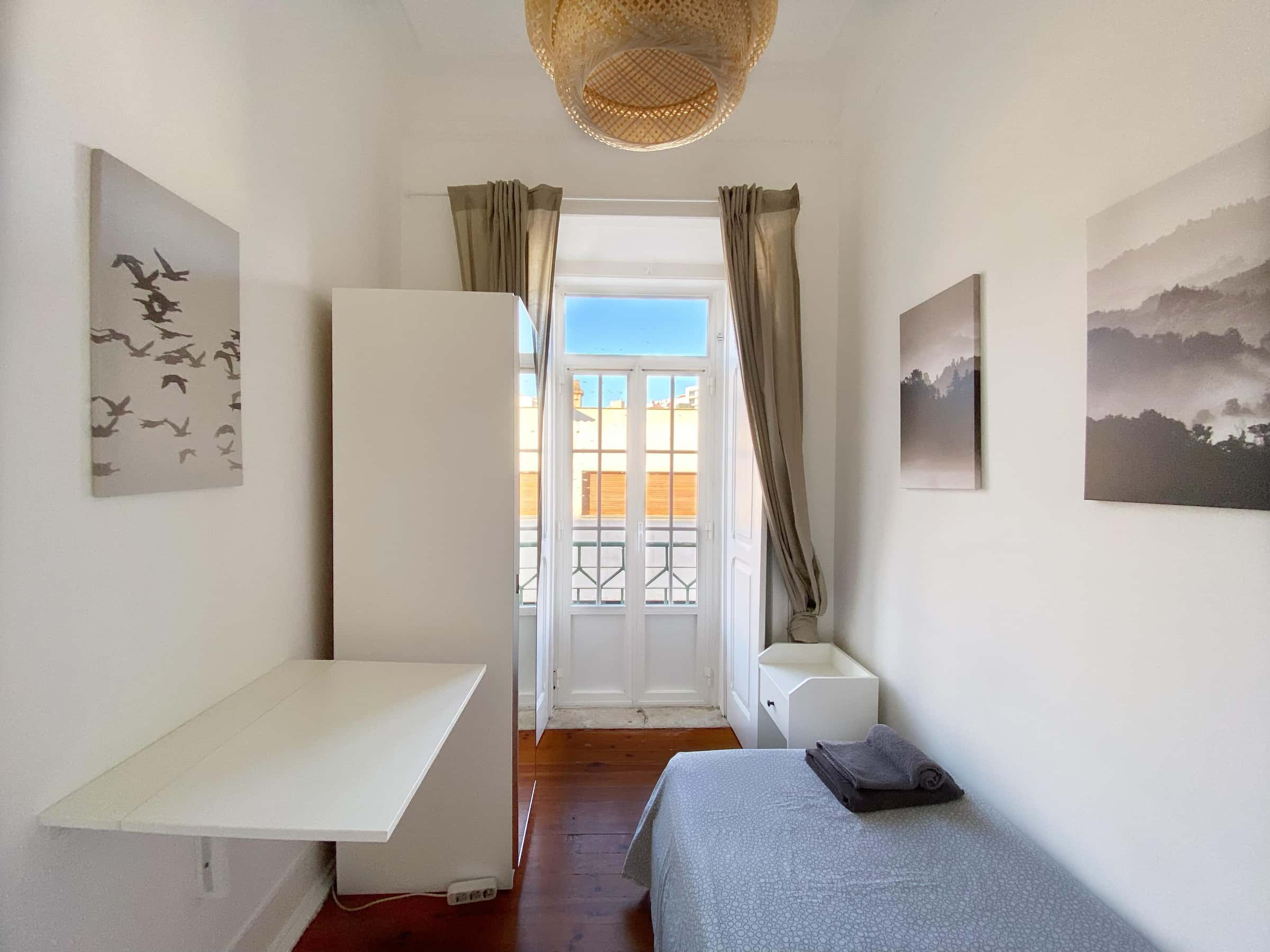 Cosy single room with balcony in a 3-bedroom apartment in Rua Tenente Raul Cascais, Lisbon