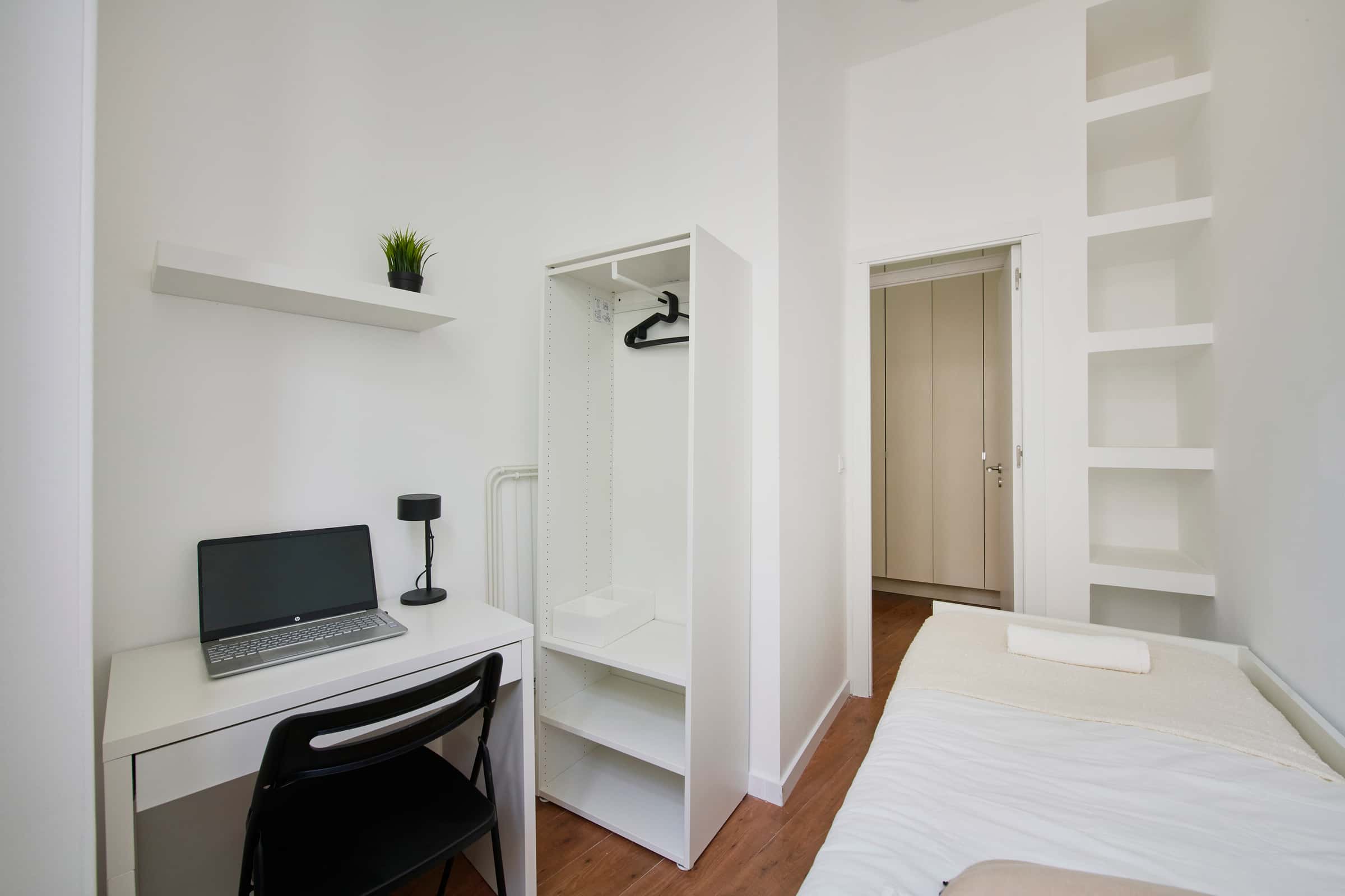 Bedroom in a 9-Bedroom Apartment in Rua Morais Soares, Lisbon - Room 2