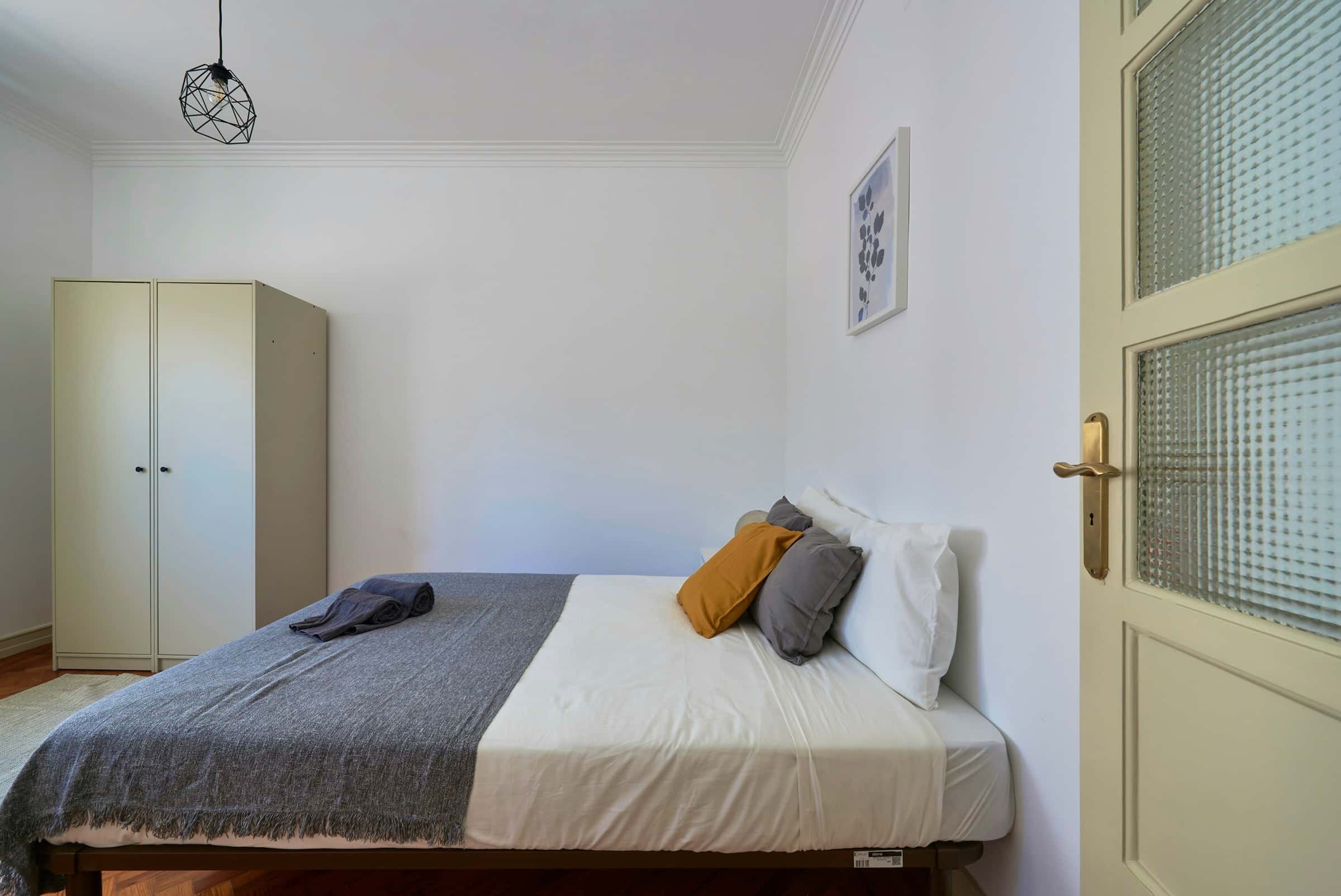 Bedroom in a 7-bedroom apartment in R. Pedro Nunes, Lisbon - Room 5