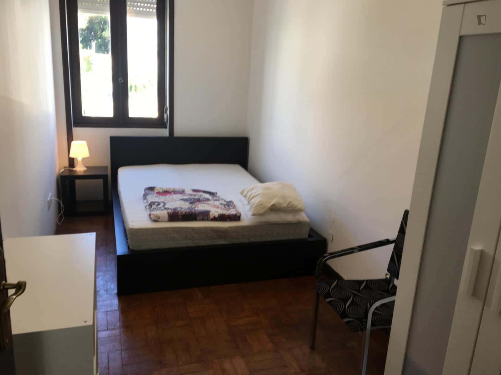 Room in a 4-bedroom apartment in Porto - Room 2