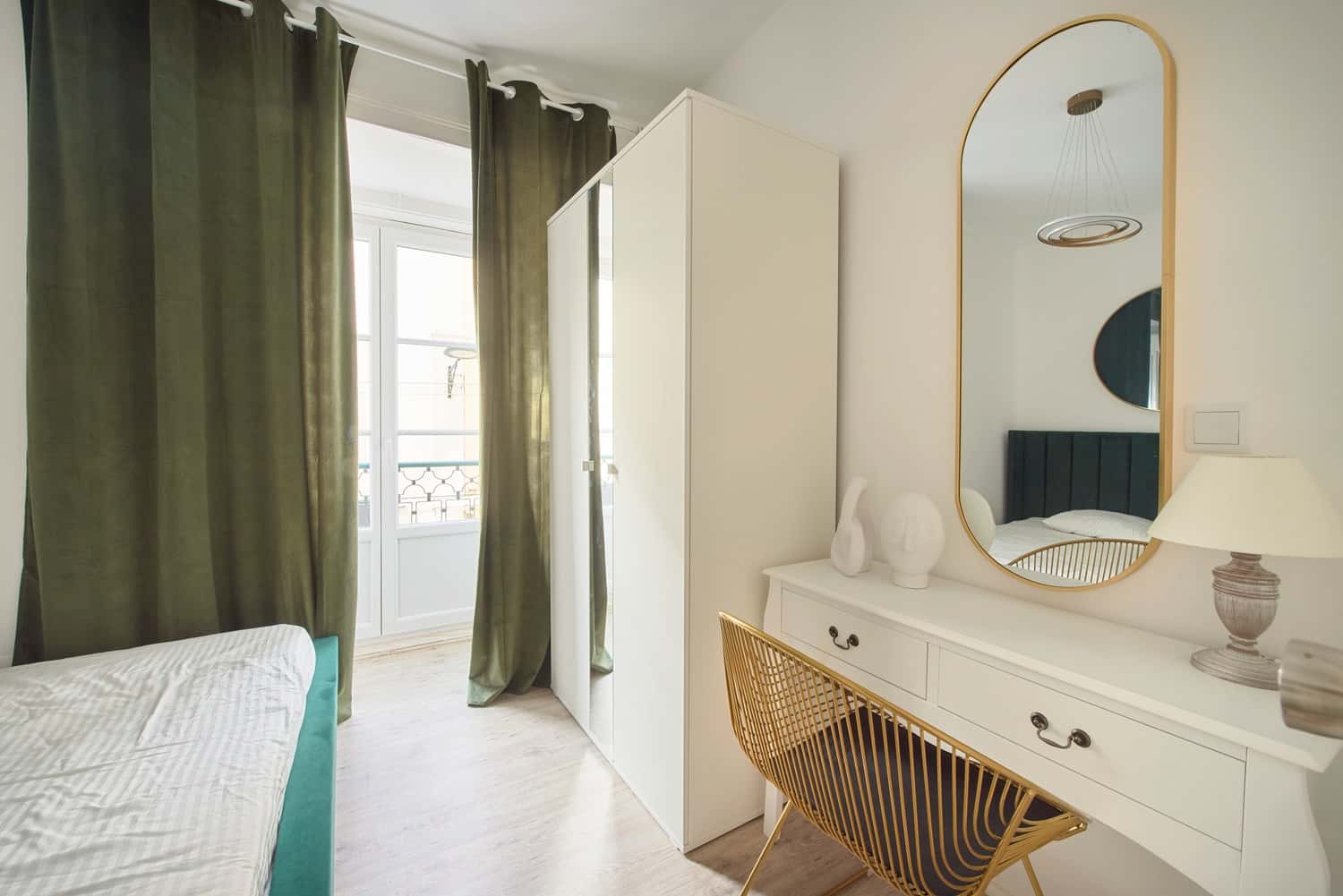 Room 8 - 83. Rua da Emenda 111 1