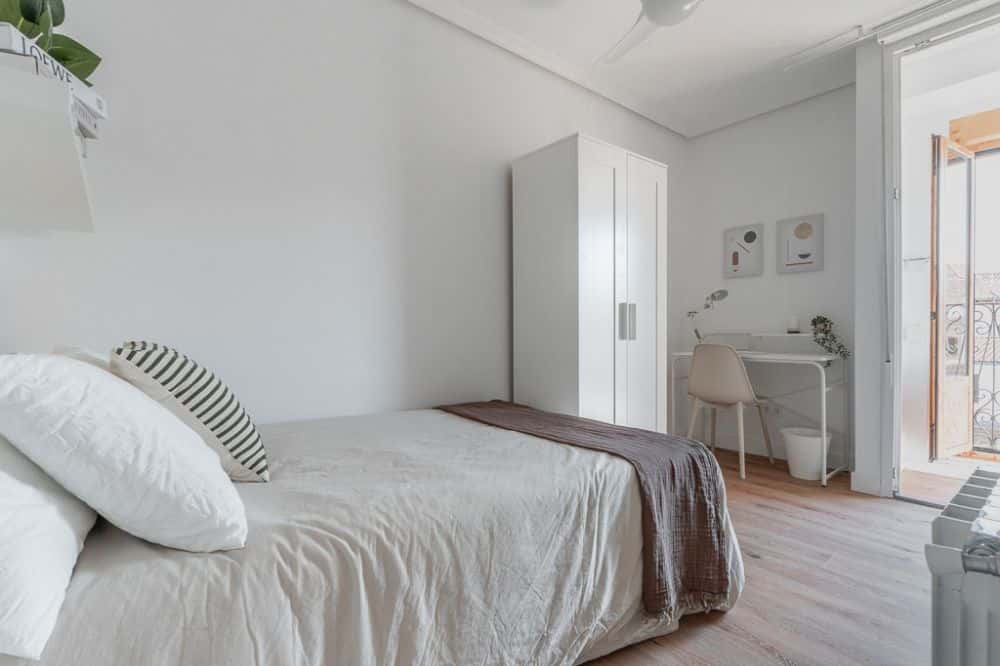 Habitación luminosa con balcón en la calle Redondilla