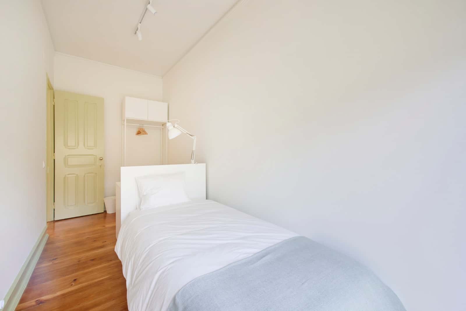 Single room in a 4-bedroom apartment in Rua Artur Lamas, Lisbon - Room 1