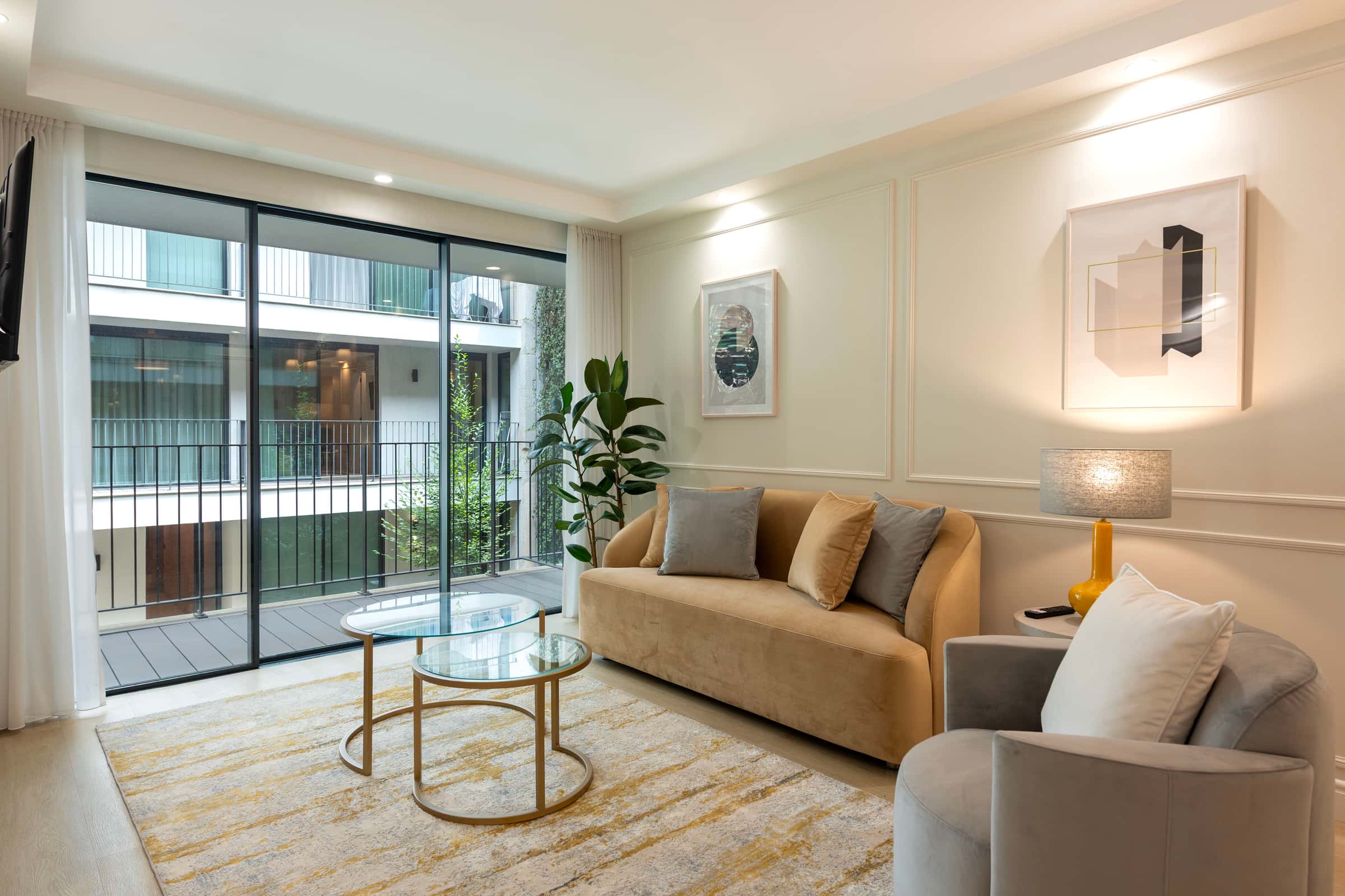 Elegant 1-Bedroom Apartment in Santa Catarina, Porto – Prime Location Near Aliados