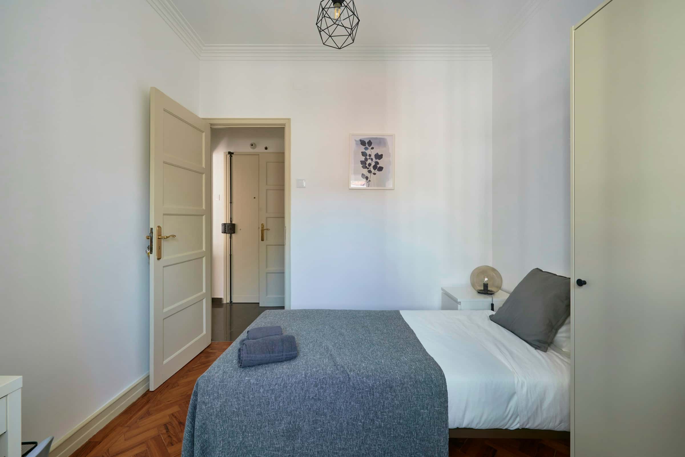 Bedroom in a 7-bedroom apartment in R. Pedro Nunes, Lisbon - Room 7