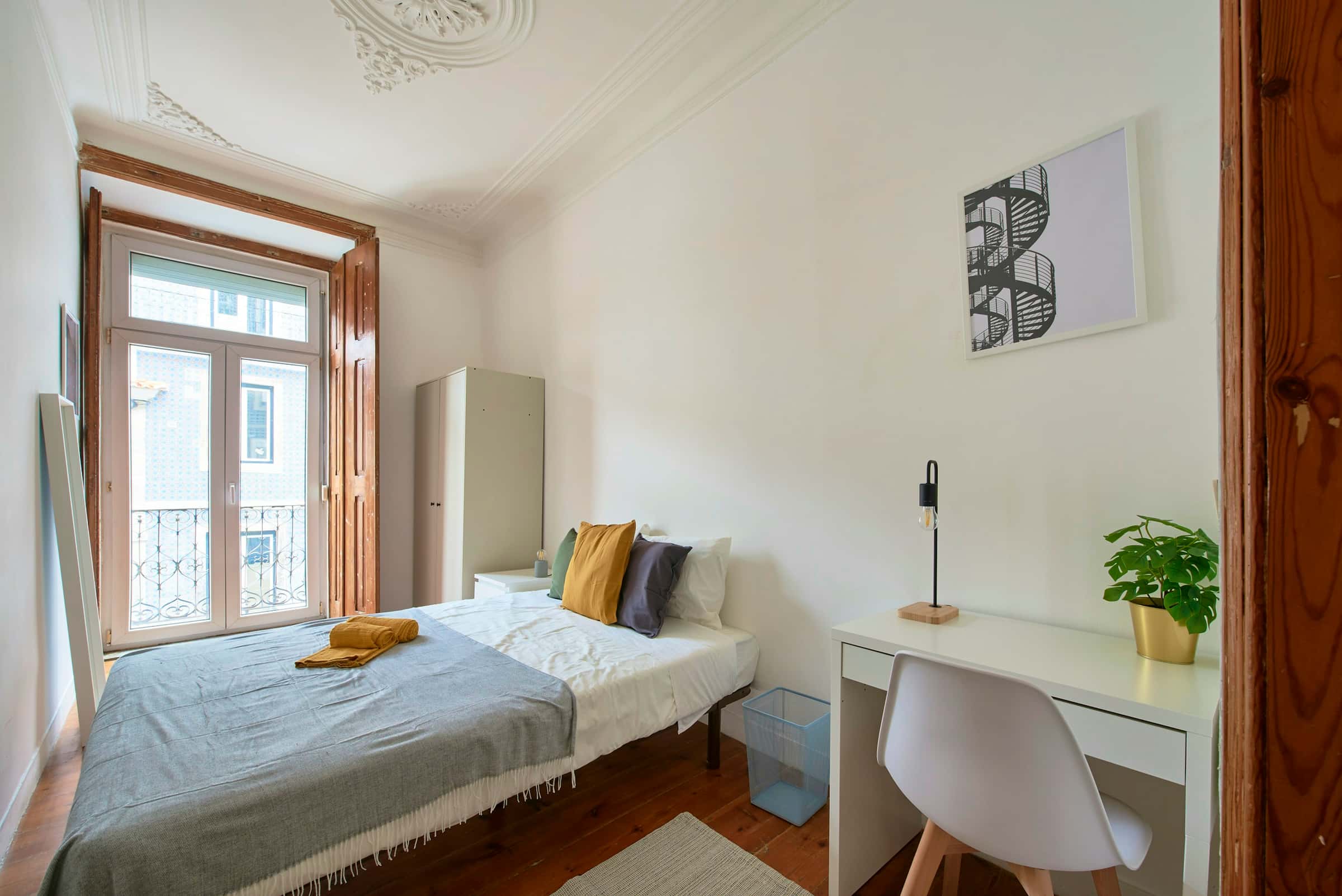 Bedroom in a 9-bedroom apartment in R. do Desterro, Lisbon - Room 3