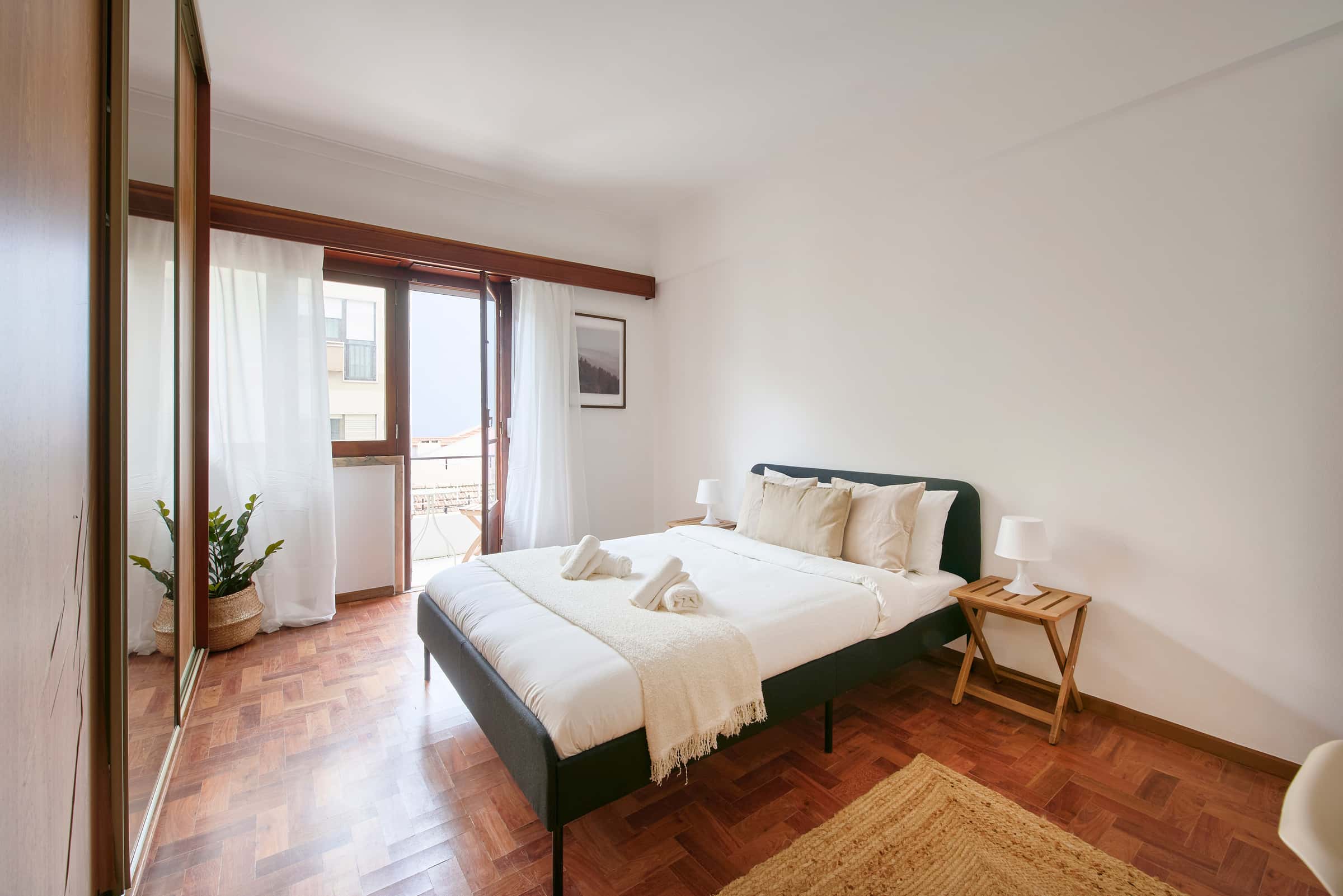 Room with balcony in a 4-bedroom apartment in Rua Gen. Leman, Lisbon - Room 3