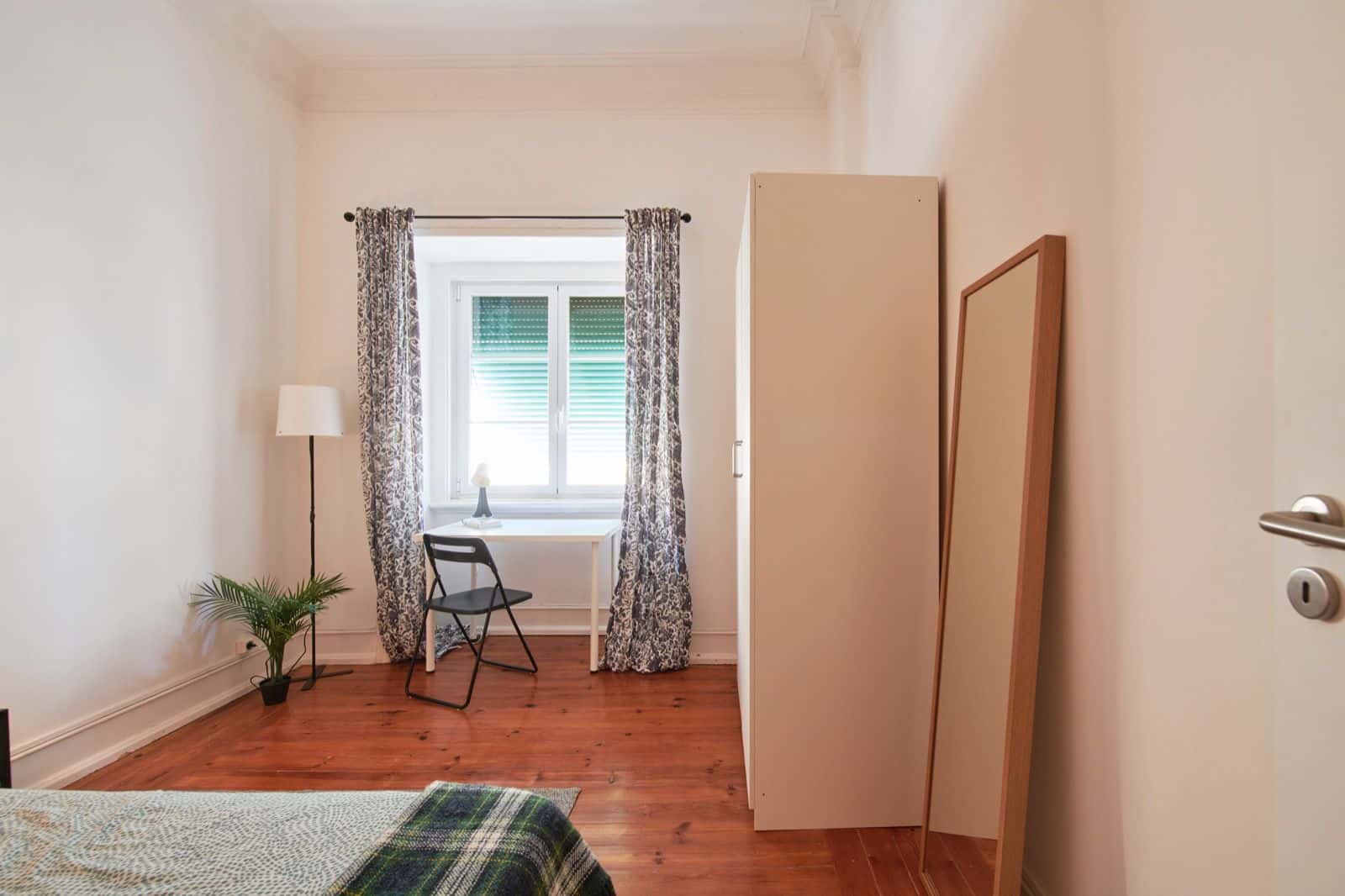 Bedroom in a 6-bedroom apartment in Lisbon - Room 5