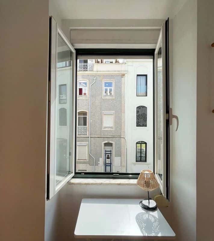 Room A in a 4-bedroom Apartment in Rua Palmira, Lisbon