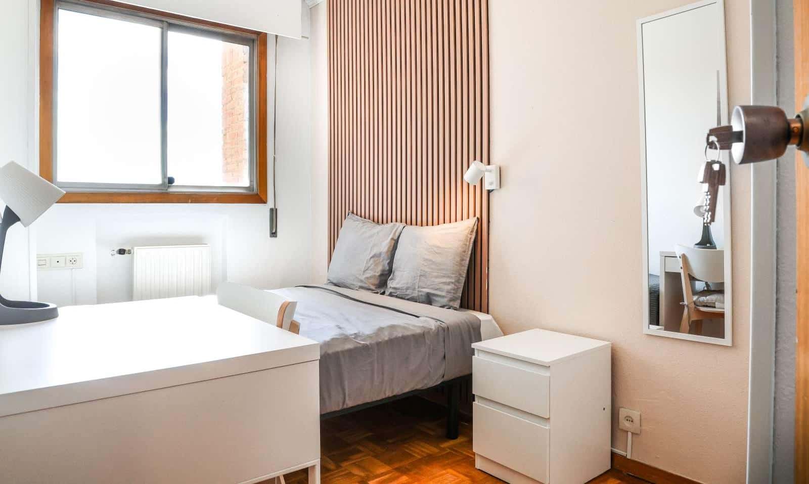 Double bed in Rooms for rent in Madrid