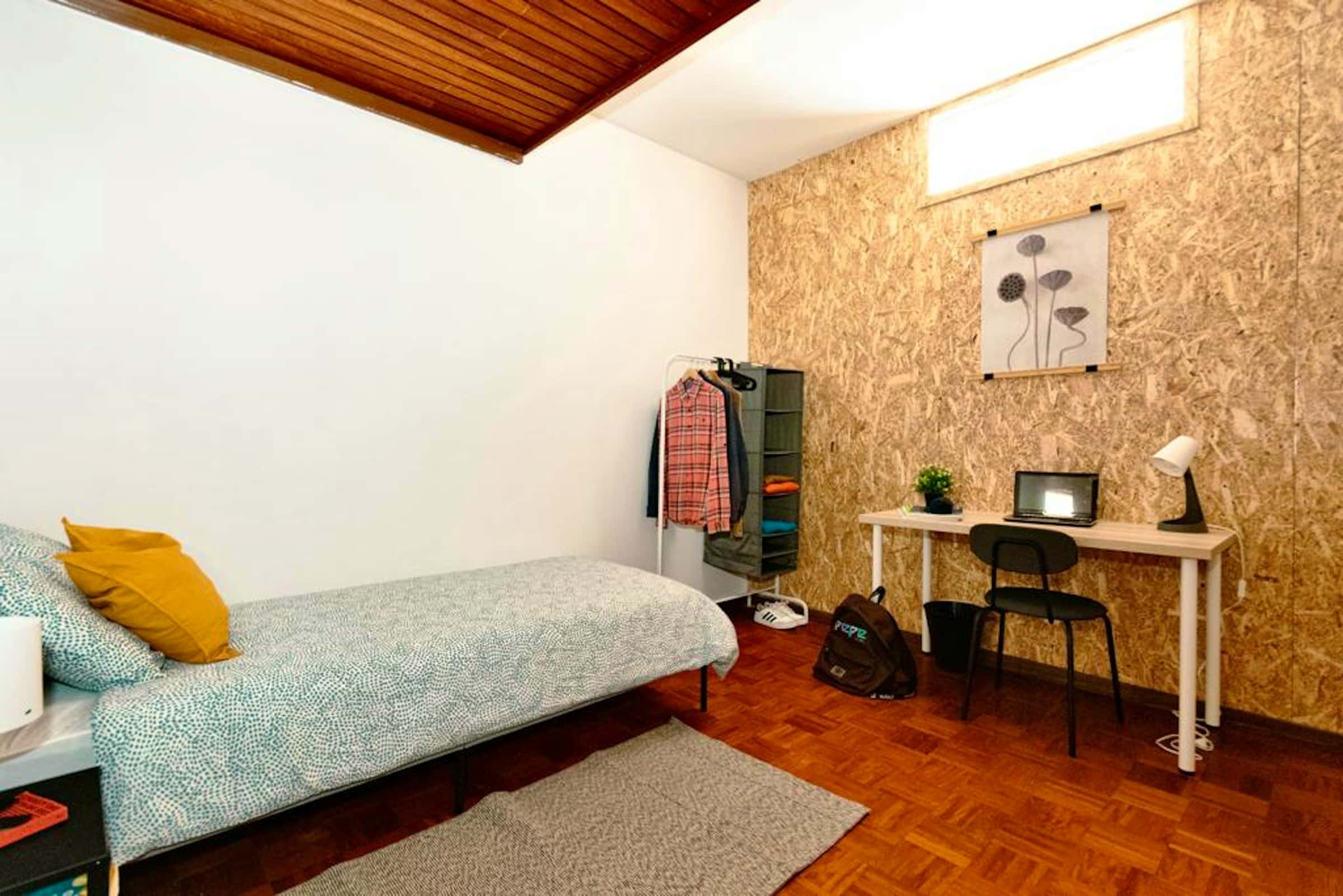 Room in a 5-bedroom apartment in Praça 9 de Abril, Porto - Room 2