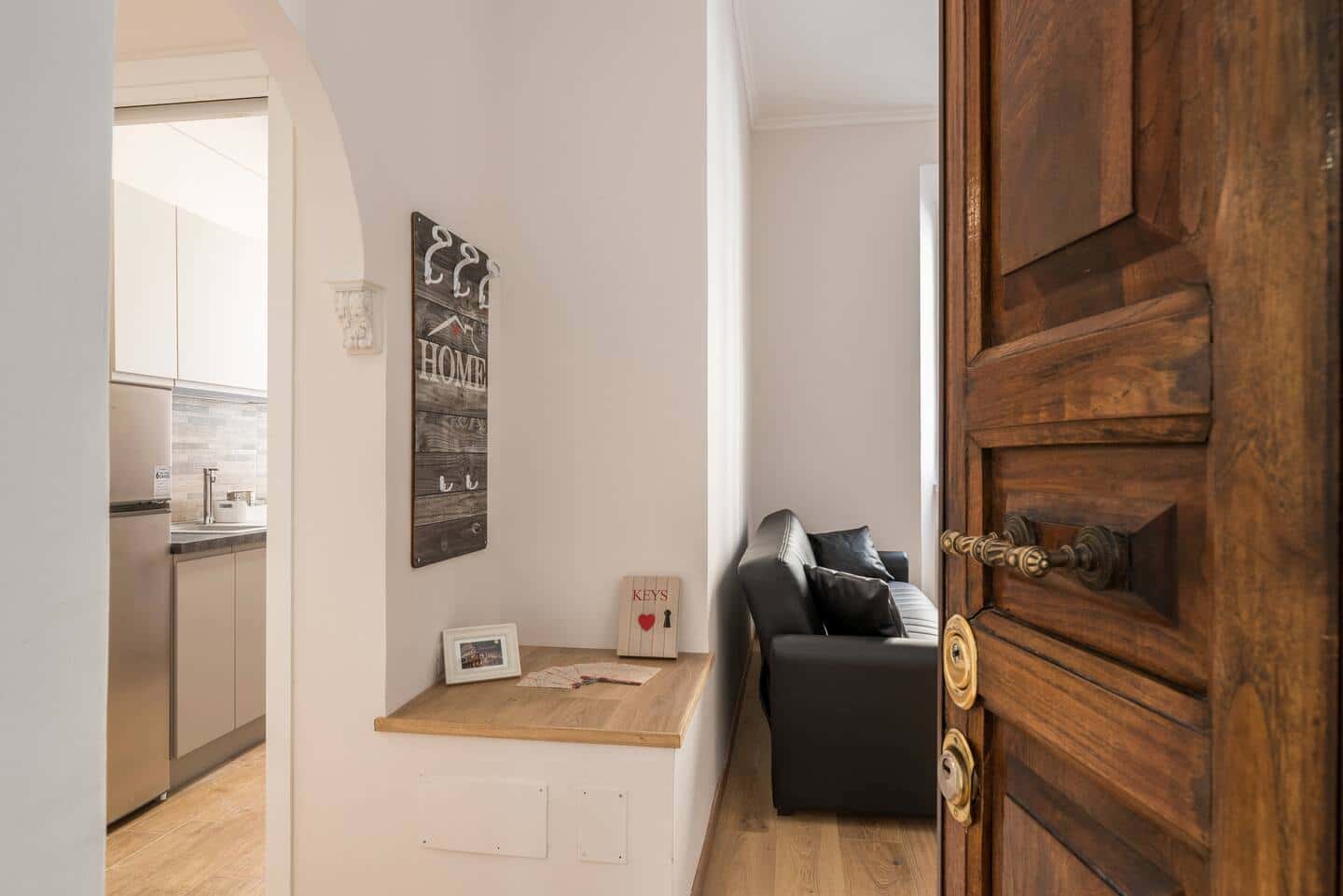 006 - Caracciolo - NEW! Completely renovated apt in Vatican!