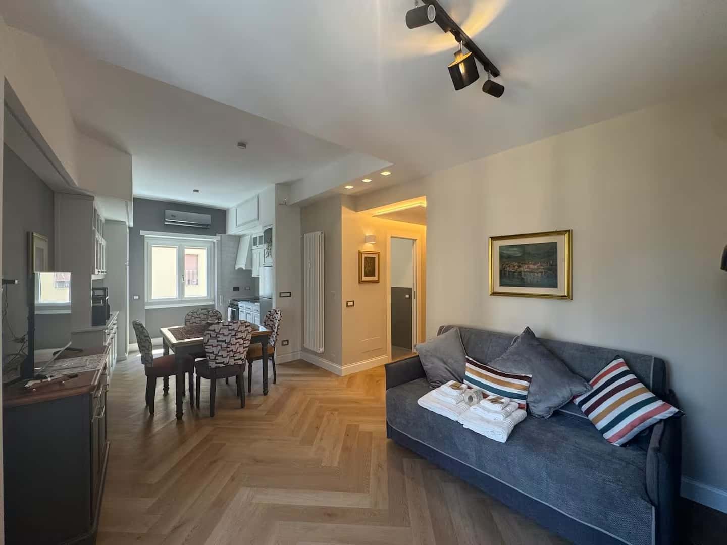 110 - Pisone2 - Colorful Comfort in the Real Rome