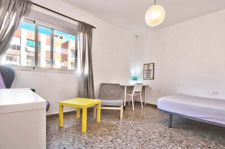 Habitación en piso de 4 habitaciones en Algirós