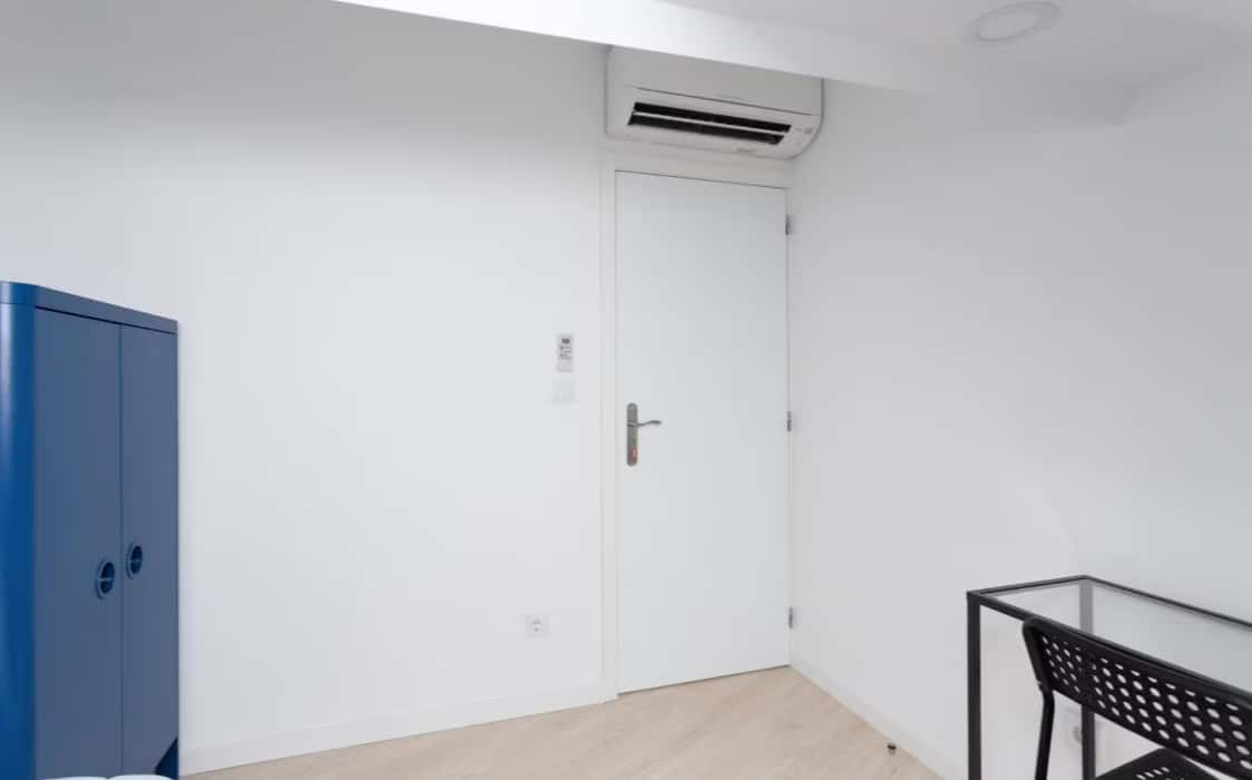 Bedroom in a student residence in Rua Dom Afonso Henriques, Porto - Room 305