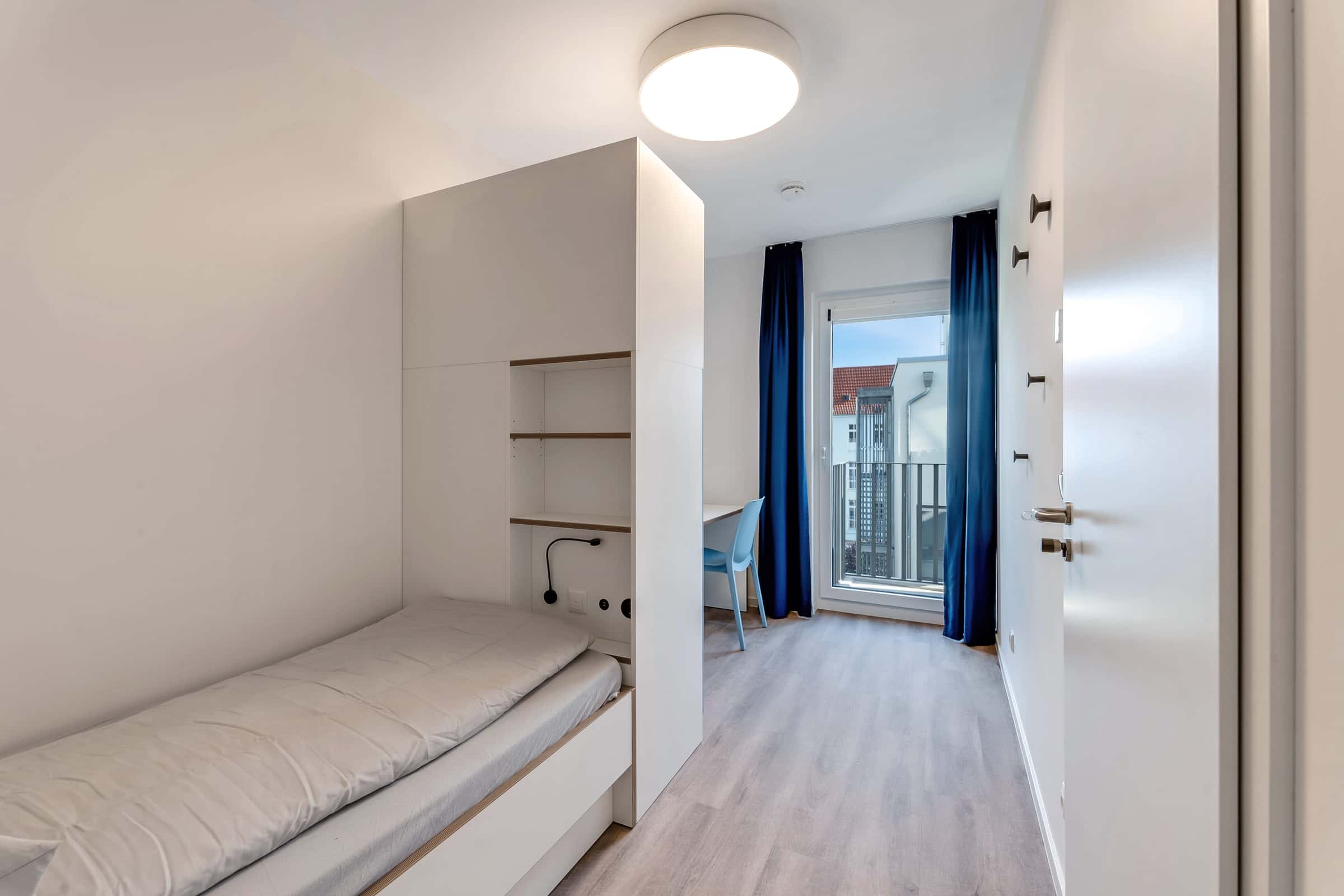Fully furnished private room with balcony in a 5people shared mixed apartment Nearby HTW University