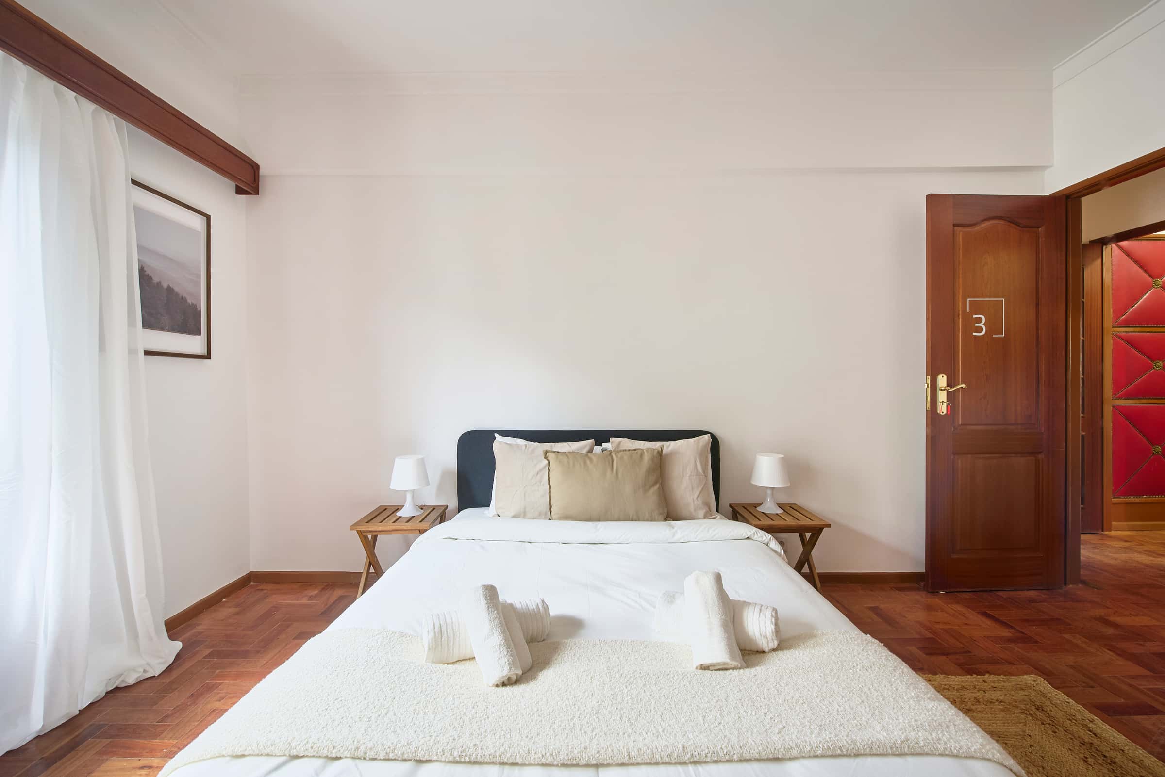 Room with balcony in a 4-bedroom apartment in Rua Gen. Leman, Lisbon - Room 3