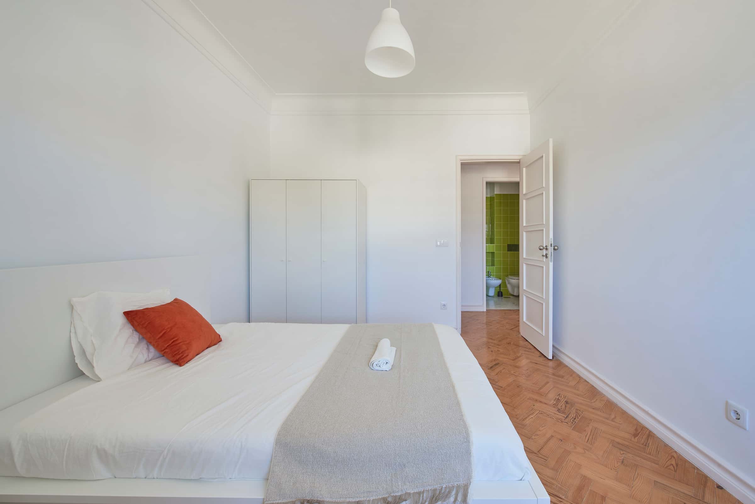 Bedroom in a 9-Bedroom Apartment in Rua Jorge Ferreira de Vasconcelos, Lisbon - Room 6