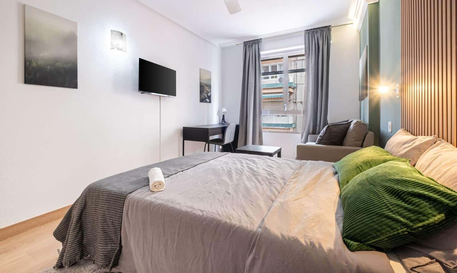 Double bed in Room in a shared 5-bedroom apartment for rent in Alicante, furnished