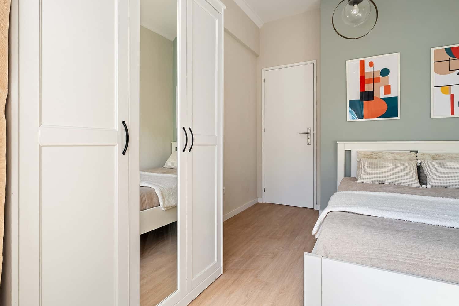 Room 3 - 207. R.António Aleixo 39 3D