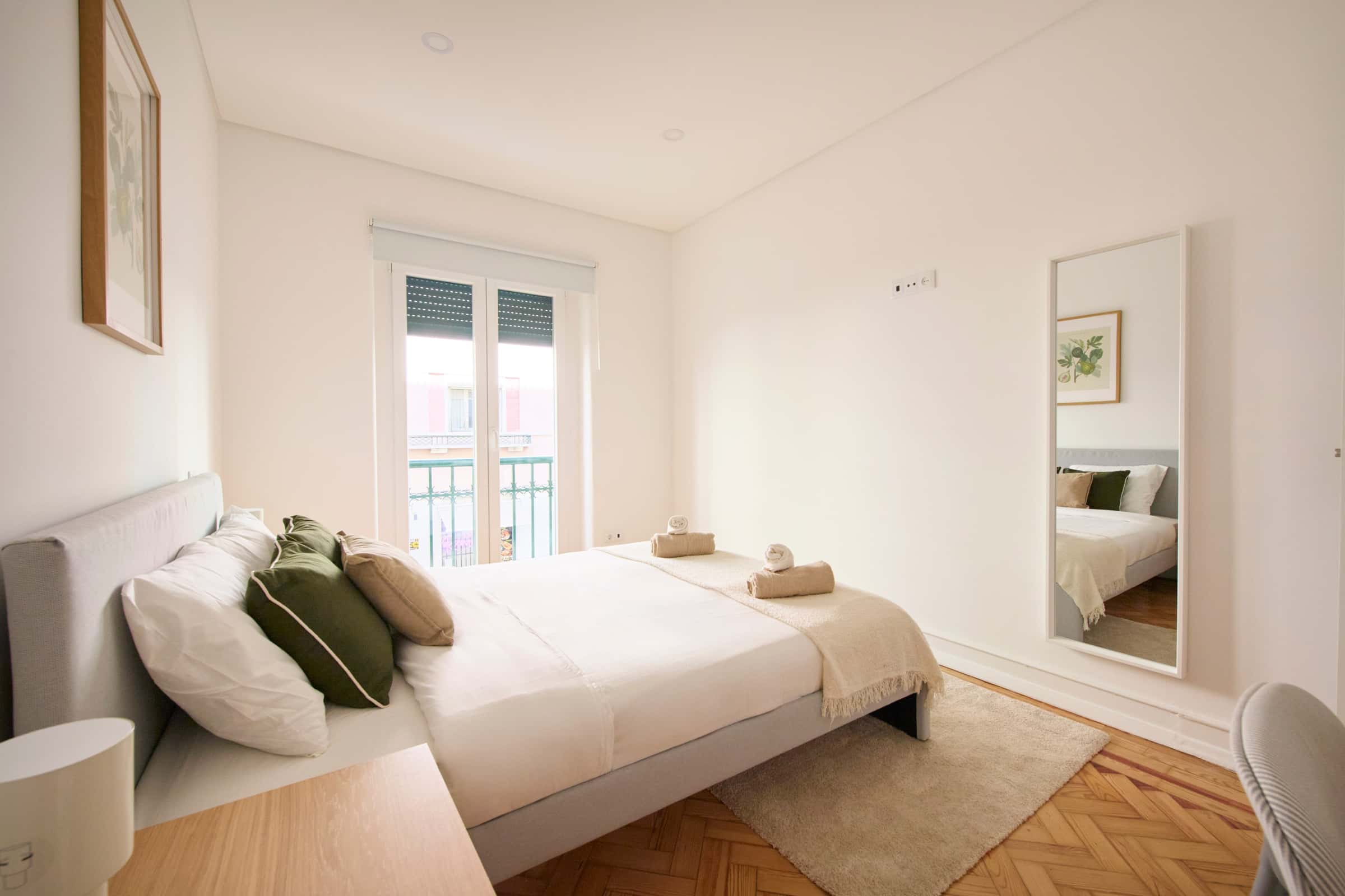 Room with private bathroom in a 4BDR apartment in Lisbon | Room 3