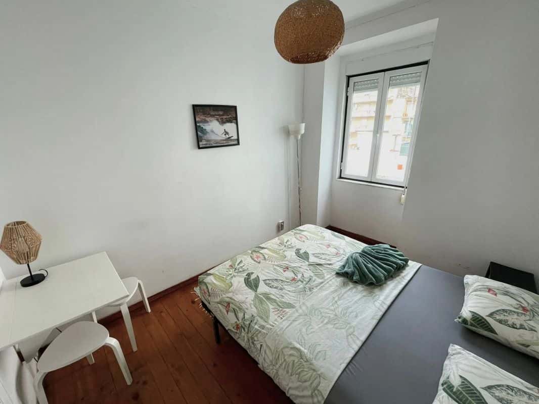 Room C in a 4-bedroom Apartment in Rua Palmira, Lisbon
