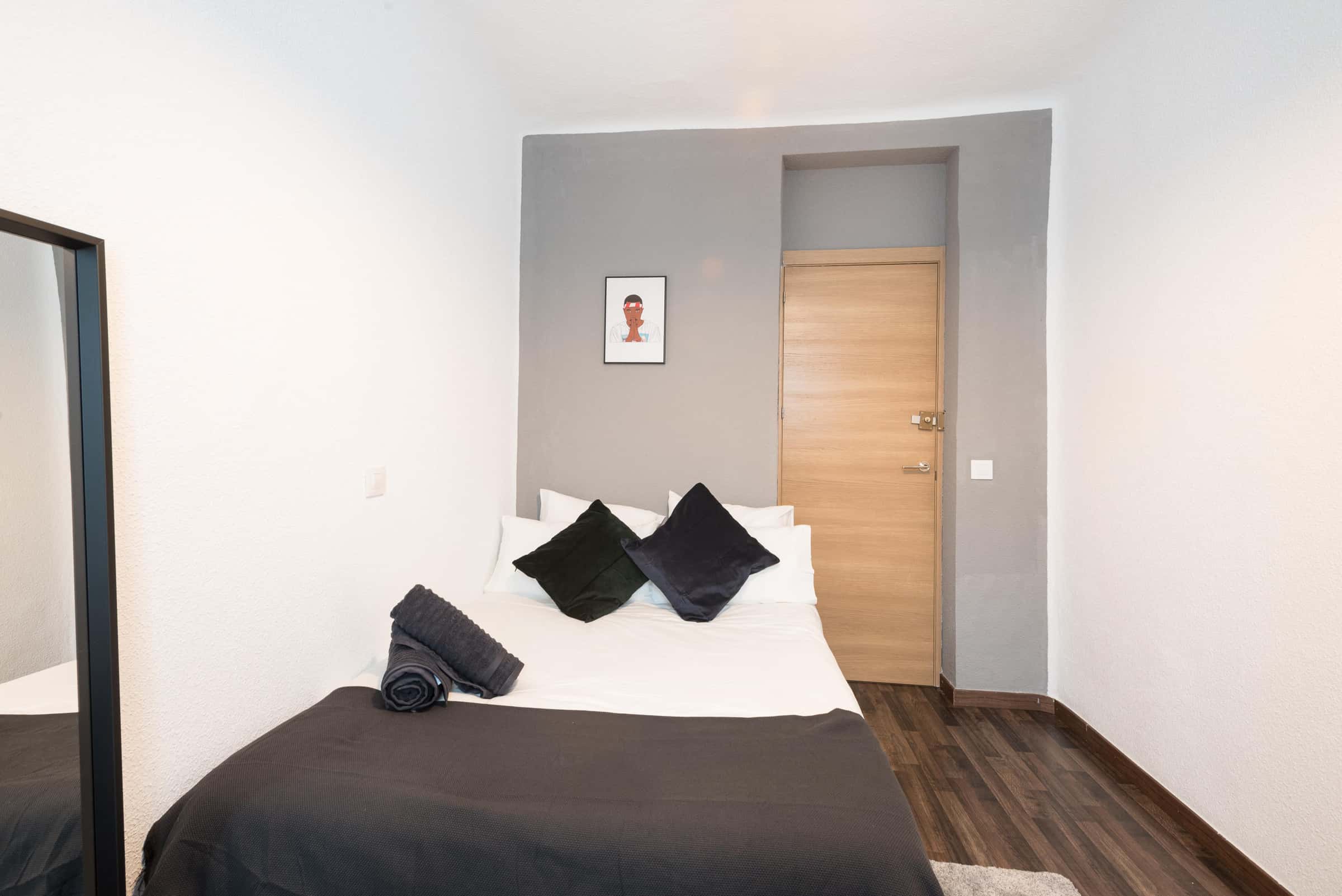 Habitación individual en Via Calle Caños del Peral   Der