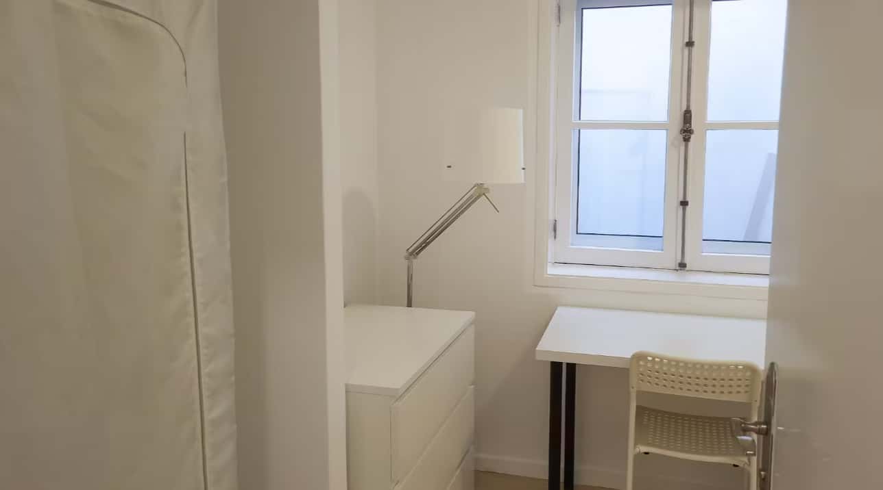 Bedroom in a student residence in Rua Dom Afonso Henriques, Porto - Room 103