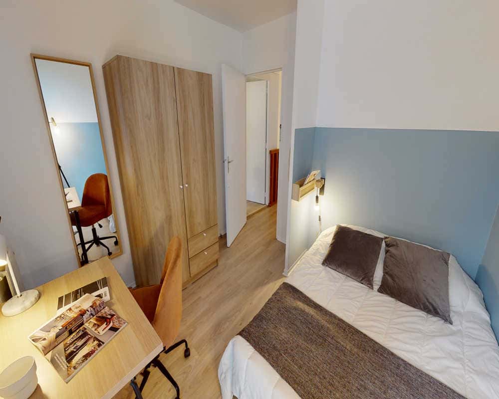 Chambre dans le rue des Frigos